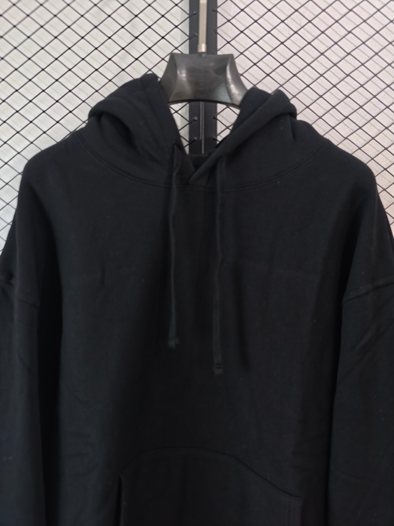 💰130
【Stussy 微绒连帽卫衣｜400g纯棉·田岛精工刺绣】

● 400g纯棉微绒 质感扎实
采用400克100%纯棉微绒面料，织物厚实有骨感，内里经拉绒处理提升保暖性，成衣水洗工艺确保穿着柔软舒适

● 正肩版型 街头廓形
采用正肩剪裁，肩线精准贴合，衣身保留适度宽松空间，还原品牌经典街头轮廓

● 田岛精工刺绣 细节讲究

· 后帽品牌标识采用进口田岛刺绣机制作，针迹细密均匀
· 领口包边条加固处理，耐久不变形
· 全套开版辅料，主唛、洗标、吊牌均按原版标准配置

● 尺码数据（单位：cm）

尺码 胸围 衣长 袖长 肩宽 身高体重建议
S 61 69 65 56 175cm内/80-140斤
M 63 71 66.5 57.5 175-180cm/140-160斤
L 65 73 68 59 180-185cm/160-180斤
XL 67 75 69.5 60.5 185-190cm/180-200斤

（建议按日常卫衣尺码选择）

● 颜色：黑色｜浅灰色
（两款均为经典街头色系，黑色百搭，浅灰清爽）

#Stussy卫衣 #微绒面料 #田岛刺绣 #正肩版型 #街头基础款

