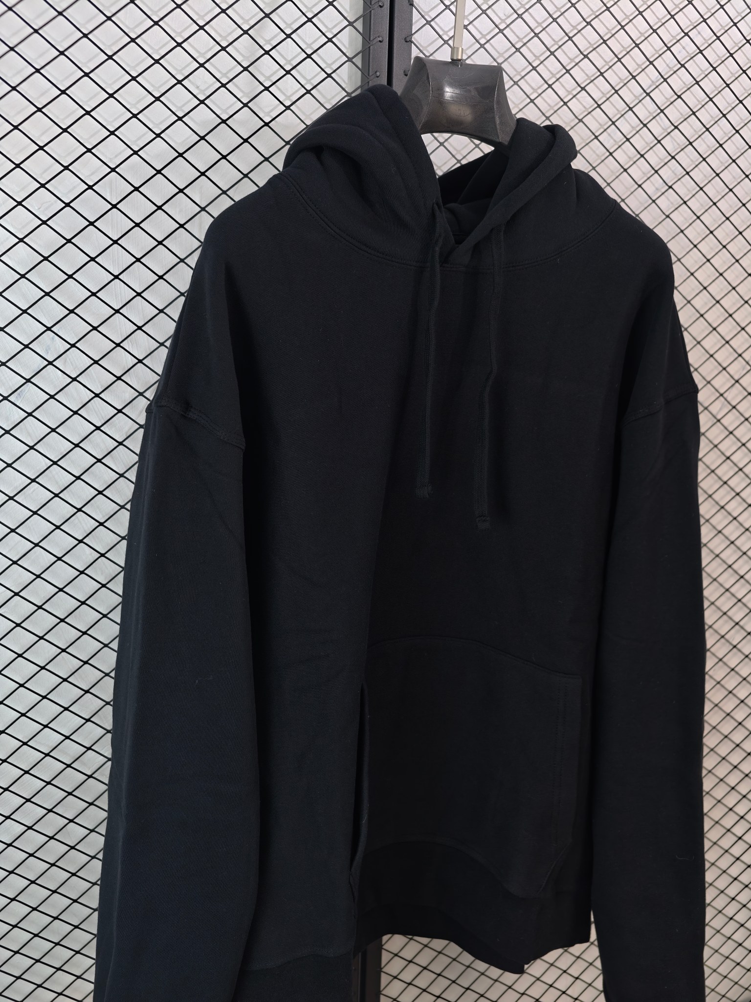 💰130
【Stussy 微绒连帽卫衣｜400g纯棉·田岛精工刺绣】

● 400g纯棉微绒 质感扎实
采用400克100%纯棉微绒面料，织物厚实有骨感，内里经拉绒处理提升保暖性，成衣水洗工艺确保穿着柔软舒适

● 正肩版型 街头廓形
采用正肩剪裁，肩线精准贴合，衣身保留适度宽松空间，还原品牌经典街头轮廓

● 田岛精工刺绣 细节讲究

· 后帽品牌标识采用进口田岛刺绣机制作，针迹细密均匀
· 领口包边条加固处理，耐久不变形
· 全套开版辅料，主唛、洗标、吊牌均按原版标准配置

● 尺码数据（单位：cm）

尺码 胸围 衣长 袖长 肩宽 身高体重建议
S 61 69 65 56 175cm内/80-140斤
M 63 71 66.5 57.5 175-180cm/140-160斤
L 65 73 68 59 180-185cm/160-180斤
XL 67 75 69.5 60.5 185-190cm/180-200斤

（建议按日常卫衣尺码选择）

● 颜色：黑色｜浅灰色
（两款均为经典街头色系，黑色百搭，浅灰清爽）

#Stussy卫衣 #微绒面料 #田岛刺绣 #正肩版型 #街头基础款

