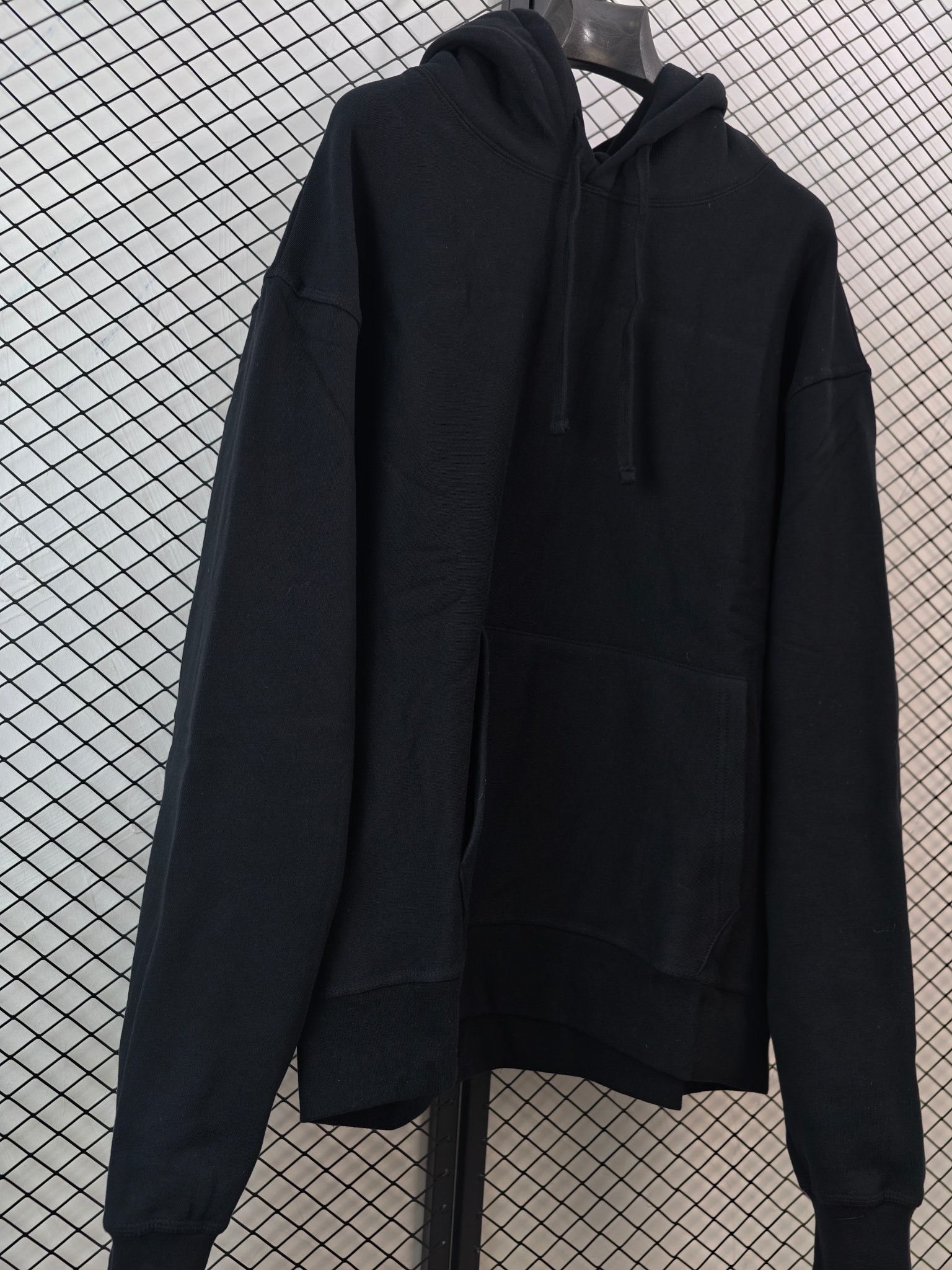 💰130
【Stussy 微绒连帽卫衣｜400g纯棉·田岛精工刺绣】

● 400g纯棉微绒 质感扎实
采用400克100%纯棉微绒面料，织物厚实有骨感，内里经拉绒处理提升保暖性，成衣水洗工艺确保穿着柔软舒适

● 正肩版型 街头廓形
采用正肩剪裁，肩线精准贴合，衣身保留适度宽松空间，还原品牌经典街头轮廓

● 田岛精工刺绣 细节讲究

· 后帽品牌标识采用进口田岛刺绣机制作，针迹细密均匀
· 领口包边条加固处理，耐久不变形
· 全套开版辅料，主唛、洗标、吊牌均按原版标准配置

● 尺码数据（单位：cm）

尺码 胸围 衣长 袖长 肩宽 身高体重建议
S 61 69 65 56 175cm内/80-140斤
M 63 71 66.5 57.5 175-180cm/140-160斤
L 65 73 68 59 180-185cm/160-180斤
XL 67 75 69.5 60.5 185-190cm/180-200斤

（建议按日常卫衣尺码选择）

● 颜色：黑色｜浅灰色
（两款均为经典街头色系，黑色百搭，浅灰清爽）

#Stussy卫衣 #微绒面料 #田岛刺绣 #正肩版型 #街头基础款

