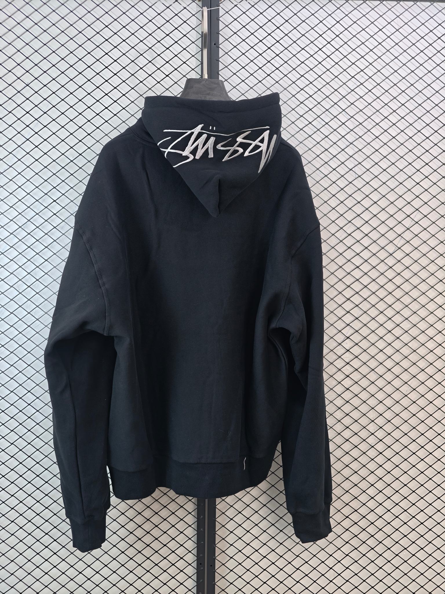 💰130
【Stussy 微绒连帽卫衣｜400g纯棉·田岛精工刺绣】

● 400g纯棉微绒 质感扎实
采用400克100%纯棉微绒面料，织物厚实有骨感，内里经拉绒处理提升保暖性，成衣水洗工艺确保穿着柔软舒适

● 正肩版型 街头廓形
采用正肩剪裁，肩线精准贴合，衣身保留适度宽松空间，还原品牌经典街头轮廓

● 田岛精工刺绣 细节讲究

· 后帽品牌标识采用进口田岛刺绣机制作，针迹细密均匀
· 领口包边条加固处理，耐久不变形
· 全套开版辅料，主唛、洗标、吊牌均按原版标准配置

● 尺码数据（单位：cm）

尺码 胸围 衣长 袖长 肩宽 身高体重建议
S 61 69 65 56 175cm内/80-140斤
M 63 71 66.5 57.5 175-180cm/140-160斤
L 65 73 68 59 180-185cm/160-180斤
XL 67 75 69.5 60.5 185-190cm/180-200斤

（建议按日常卫衣尺码选择）

● 颜色：黑色｜浅灰色
（两款均为经典街头色系，黑色百搭，浅灰清爽）

#Stussy卫衣 #微绒面料 #田岛刺绣 #正肩版型 #街头基础款

