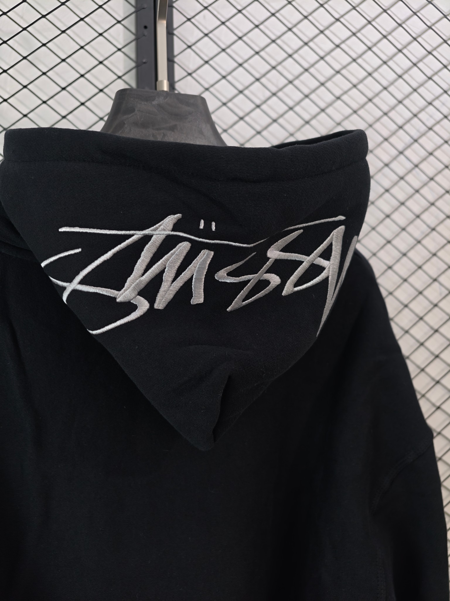 💰130
【Stussy 微绒连帽卫衣｜400g纯棉·田岛精工刺绣】

● 400g纯棉微绒 质感扎实
采用400克100%纯棉微绒面料，织物厚实有骨感，内里经拉绒处理提升保暖性，成衣水洗工艺确保穿着柔软舒适

● 正肩版型 街头廓形
采用正肩剪裁，肩线精准贴合，衣身保留适度宽松空间，还原品牌经典街头轮廓

● 田岛精工刺绣 细节讲究

· 后帽品牌标识采用进口田岛刺绣机制作，针迹细密均匀
· 领口包边条加固处理，耐久不变形
· 全套开版辅料，主唛、洗标、吊牌均按原版标准配置

● 尺码数据（单位：cm）

尺码 胸围 衣长 袖长 肩宽 身高体重建议
S 61 69 65 56 175cm内/80-140斤
M 63 71 66.5 57.5 175-180cm/140-160斤
L 65 73 68 59 180-185cm/160-180斤
XL 67 75 69.5 60.5 185-190cm/180-200斤

（建议按日常卫衣尺码选择）

● 颜色：黑色｜浅灰色
（两款均为经典街头色系，黑色百搭，浅灰清爽）

#Stussy卫衣 #微绒面料 #田岛刺绣 #正肩版型 #街头基础款

