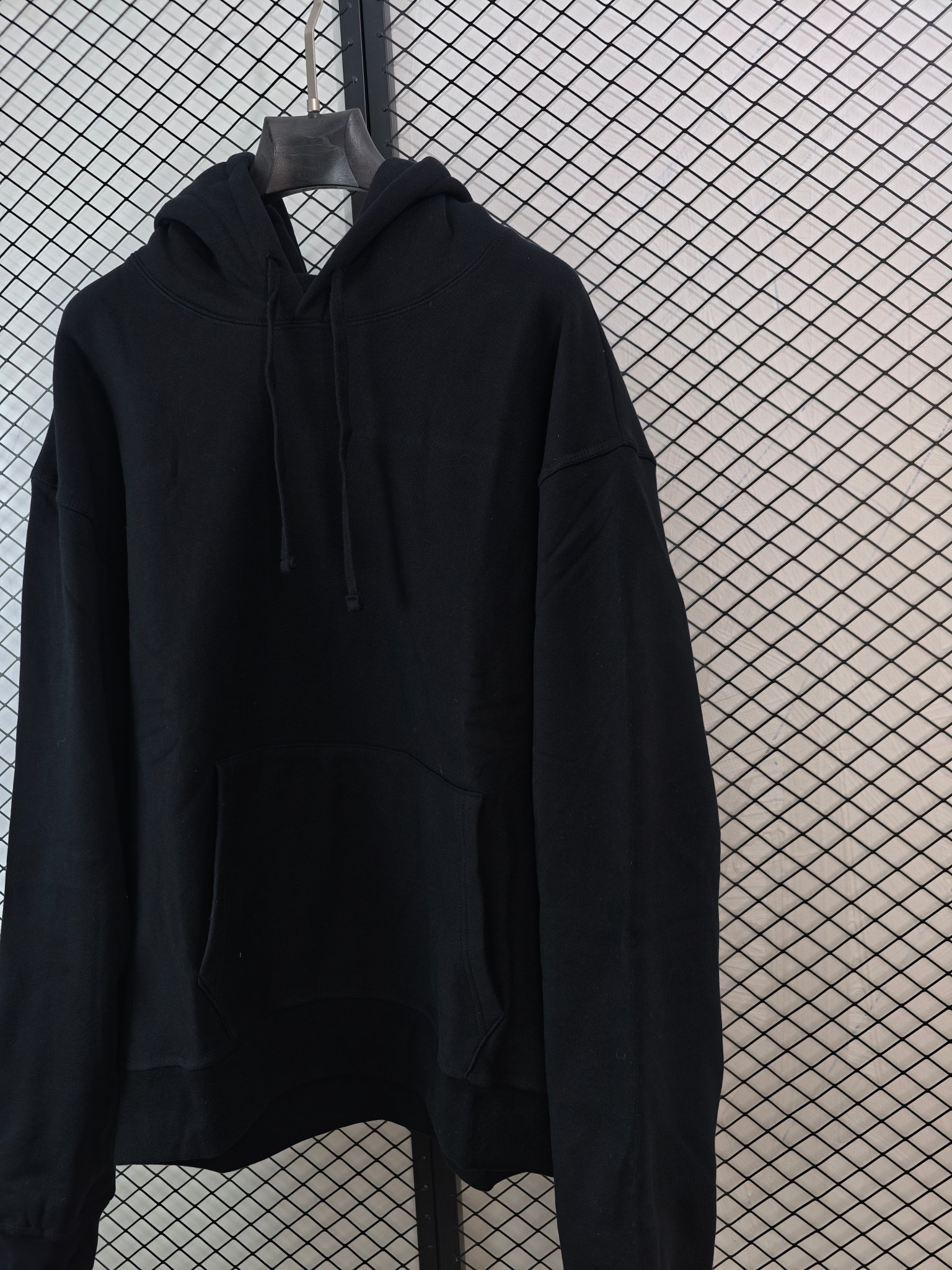 💰130
【Stussy 微绒连帽卫衣｜400g纯棉·田岛精工刺绣】

● 400g纯棉微绒 质感扎实
采用400克100%纯棉微绒面料，织物厚实有骨感，内里经拉绒处理提升保暖性，成衣水洗工艺确保穿着柔软舒适

● 正肩版型 街头廓形
采用正肩剪裁，肩线精准贴合，衣身保留适度宽松空间，还原品牌经典街头轮廓

● 田岛精工刺绣 细节讲究

· 后帽品牌标识采用进口田岛刺绣机制作，针迹细密均匀
· 领口包边条加固处理，耐久不变形
· 全套开版辅料，主唛、洗标、吊牌均按原版标准配置

● 尺码数据（单位：cm）

尺码 胸围 衣长 袖长 肩宽 身高体重建议
S 61 69 65 56 175cm内/80-140斤
M 63 71 66.5 57.5 175-180cm/140-160斤
L 65 73 68 59 180-185cm/160-180斤
XL 67 75 69.5 60.5 185-190cm/180-200斤

（建议按日常卫衣尺码选择）

● 颜色：黑色｜浅灰色
（两款均为经典街头色系，黑色百搭，浅灰清爽）

#Stussy卫衣 #微绒面料 #田岛刺绣 #正肩版型 #街头基础款

