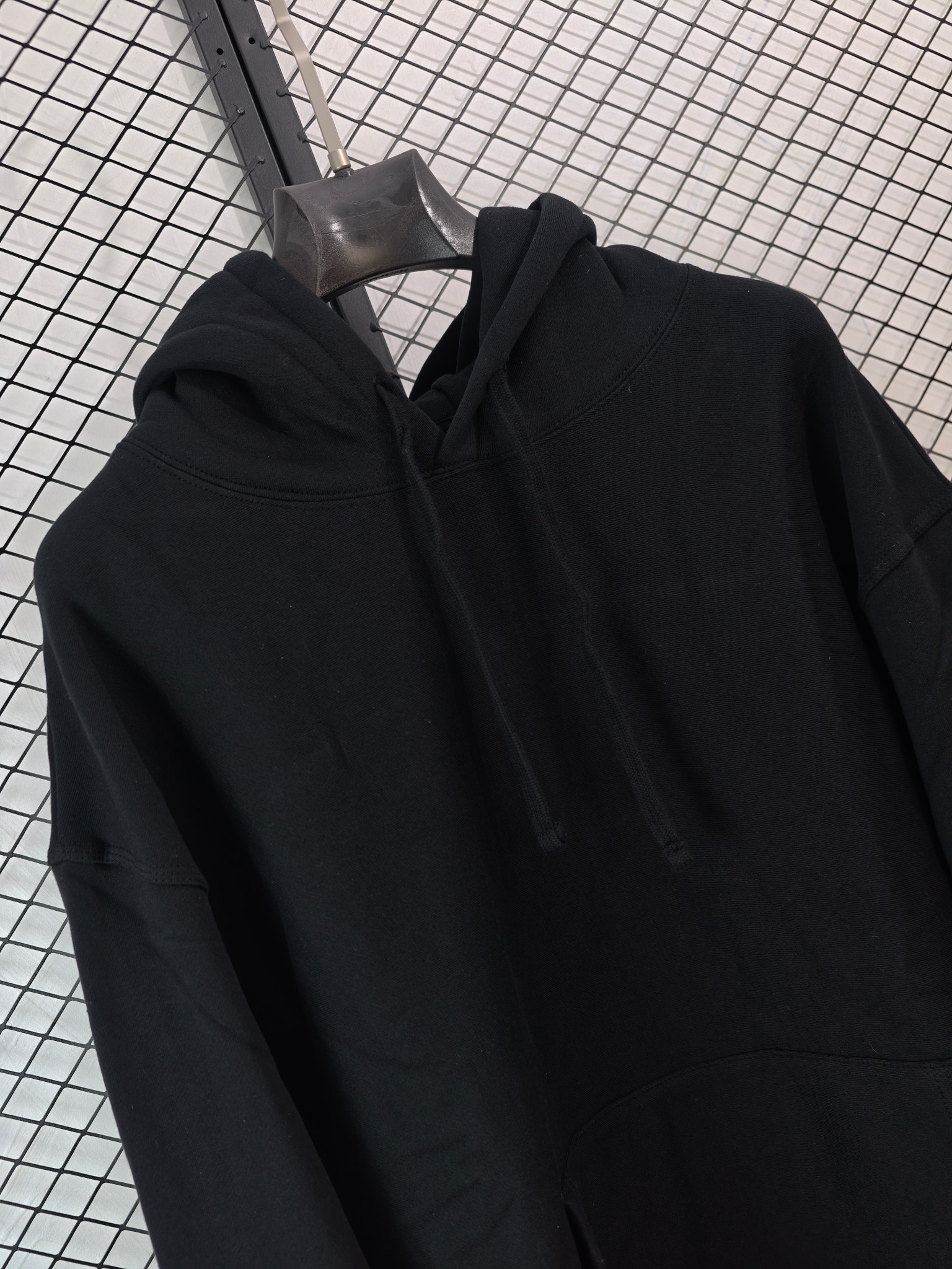 💰130
【Stussy 微绒连帽卫衣｜400g纯棉·田岛精工刺绣】

● 400g纯棉微绒 质感扎实
采用400克100%纯棉微绒面料，织物厚实有骨感，内里经拉绒处理提升保暖性，成衣水洗工艺确保穿着柔软舒适

● 正肩版型 街头廓形
采用正肩剪裁，肩线精准贴合，衣身保留适度宽松空间，还原品牌经典街头轮廓

● 田岛精工刺绣 细节讲究

· 后帽品牌标识采用进口田岛刺绣机制作，针迹细密均匀
· 领口包边条加固处理，耐久不变形
· 全套开版辅料，主唛、洗标、吊牌均按原版标准配置

● 尺码数据（单位：cm）

尺码 胸围 衣长 袖长 肩宽 身高体重建议
S 61 69 65 56 175cm内/80-140斤
M 63 71 66.5 57.5 175-180cm/140-160斤
L 65 73 68 59 180-185cm/160-180斤
XL 67 75 69.5 60.5 185-190cm/180-200斤

（建议按日常卫衣尺码选择）

● 颜色：黑色｜浅灰色
（两款均为经典街头色系，黑色百搭，浅灰清爽）

#Stussy卫衣 #微绒面料 #田岛刺绣 #正肩版型 #街头基础款

