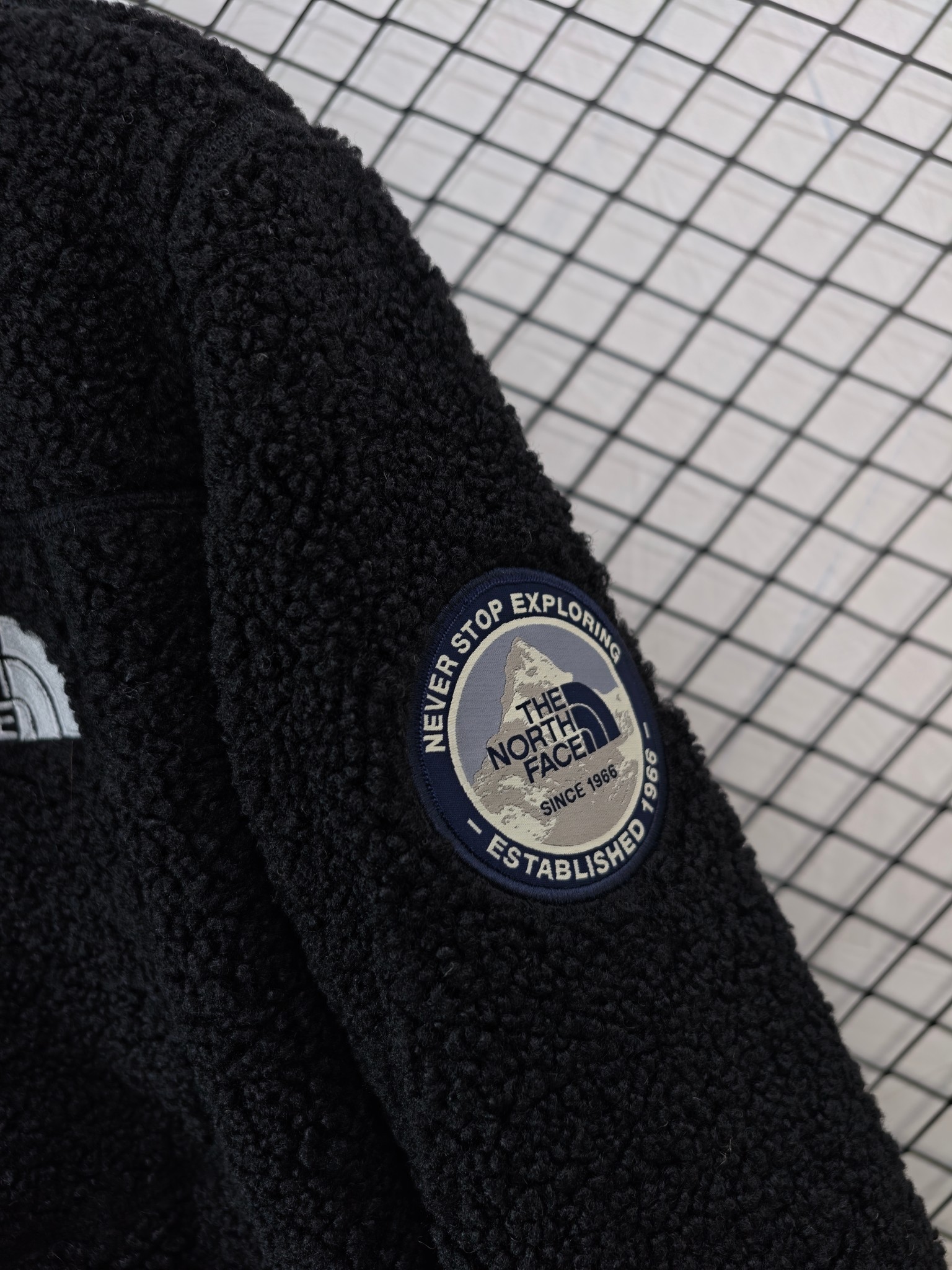 💰155
【The North Face 北面 | 羊羔绒】
男女同款上衣· 立领设计 · 保暖锁温

● 核心工艺：采用立体裁剪工艺，搭配舒适立领与两侧拉链口袋，兼顾利落外观与实用功能。
●甄选材质：选用高品质羊羔绒/摇粒绒面料，触感柔软，有效锁住体温，提升保暖体验。
●包容版型：宽松合身的廓形设计，单穿亦有型，适合户外活动与日常通勤等多种场景。

尺码参考
S/ M / L / XL / 2XL

配色
黑色

#TheNorthFace #北面羊羔绒 #男女同款 #立领上衣 #保暖上衣

--