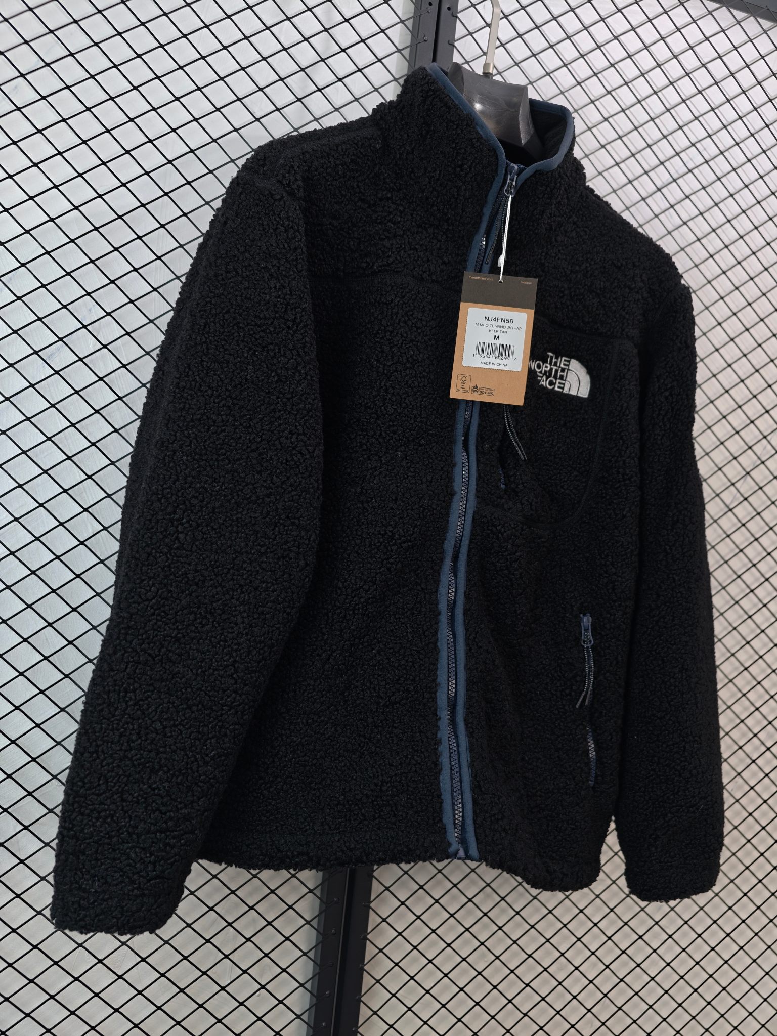 💰155
【The North Face 北面 | 羊羔绒】
男女同款上衣· 立领设计 · 保暖锁温

● 核心工艺：采用立体裁剪工艺，搭配舒适立领与两侧拉链口袋，兼顾利落外观与实用功能。
●甄选材质：选用高品质羊羔绒/摇粒绒面料，触感柔软，有效锁住体温，提升保暖体验。
●包容版型：宽松合身的廓形设计，单穿亦有型，适合户外活动与日常通勤等多种场景。

尺码参考
S/ M / L / XL / 2XL

配色
黑色

#TheNorthFace #北面羊羔绒 #男女同款 #立领上衣 #保暖上衣

--