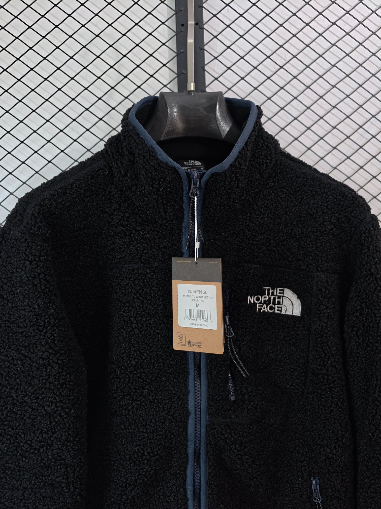 💰155
【The North Face 北面 | 羊羔绒】
男女同款上衣· 立领设计 · 保暖锁温

● 核心工艺：采用立体裁剪工艺，搭配舒适立领与两侧拉链口袋，兼顾利落外观与实用功能。
●甄选材质：选用高品质羊羔绒/摇粒绒面料，触感柔软，有效锁住体温，提升保暖体验。
●包容版型：宽松合身的廓形设计，单穿亦有型，适合户外活动与日常通勤等多种场景。

尺码参考
S/ M / L / XL / 2XL

配色
黑色

#TheNorthFace #北面羊羔绒 #男女同款 #立领上衣 #保暖上衣

--