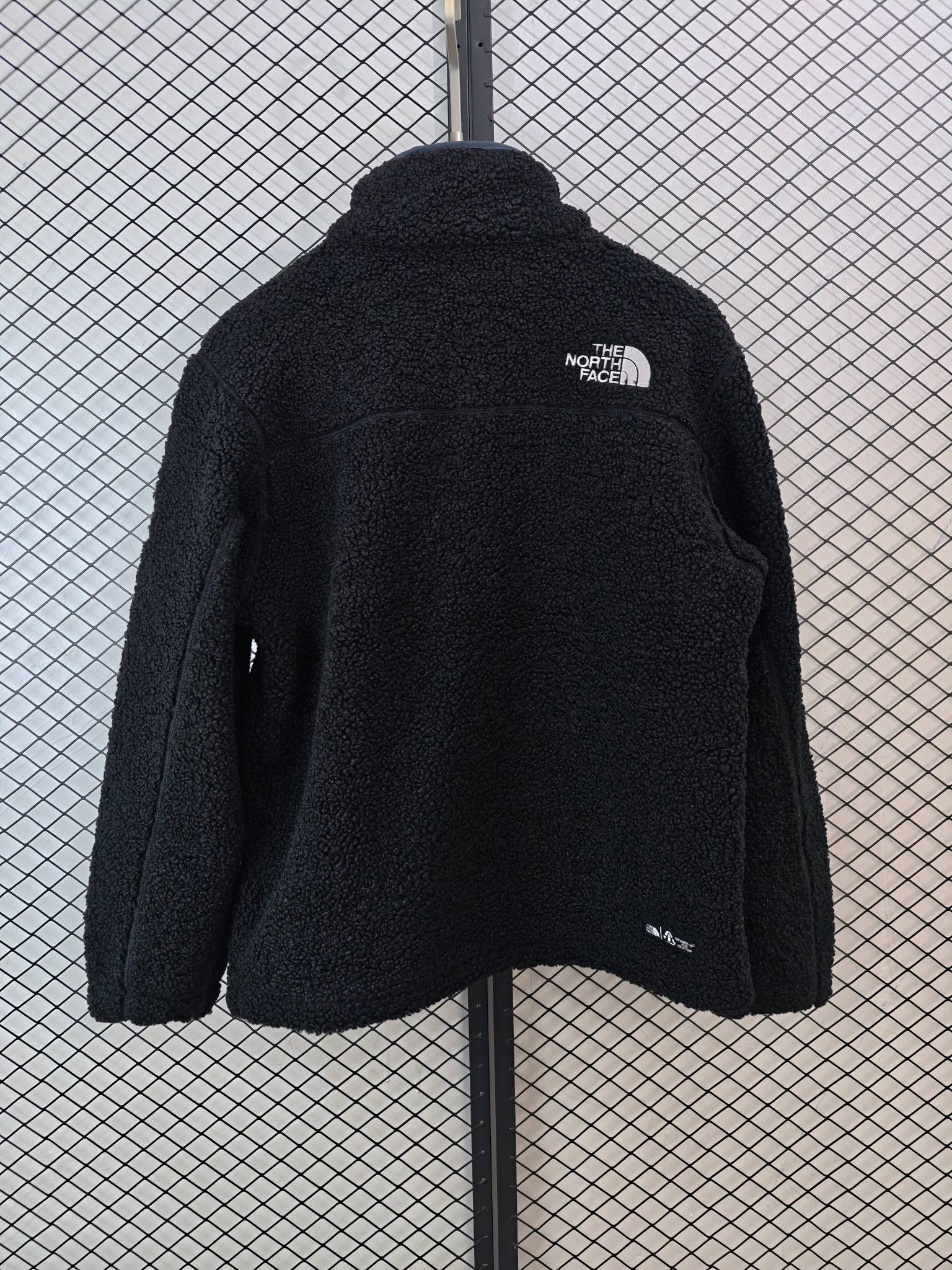 💰155
【The North Face 北面 | 羊羔绒】
男女同款上衣· 立领设计 · 保暖锁温

● 核心工艺：采用立体裁剪工艺，搭配舒适立领与两侧拉链口袋，兼顾利落外观与实用功能。
●甄选材质：选用高品质羊羔绒/摇粒绒面料，触感柔软，有效锁住体温，提升保暖体验。
●包容版型：宽松合身的廓形设计，单穿亦有型，适合户外活动与日常通勤等多种场景。

尺码参考
S/ M / L / XL / 2XL

配色
黑色

#TheNorthFace #北面羊羔绒 #男女同款 #立领上衣 #保暖上衣

--