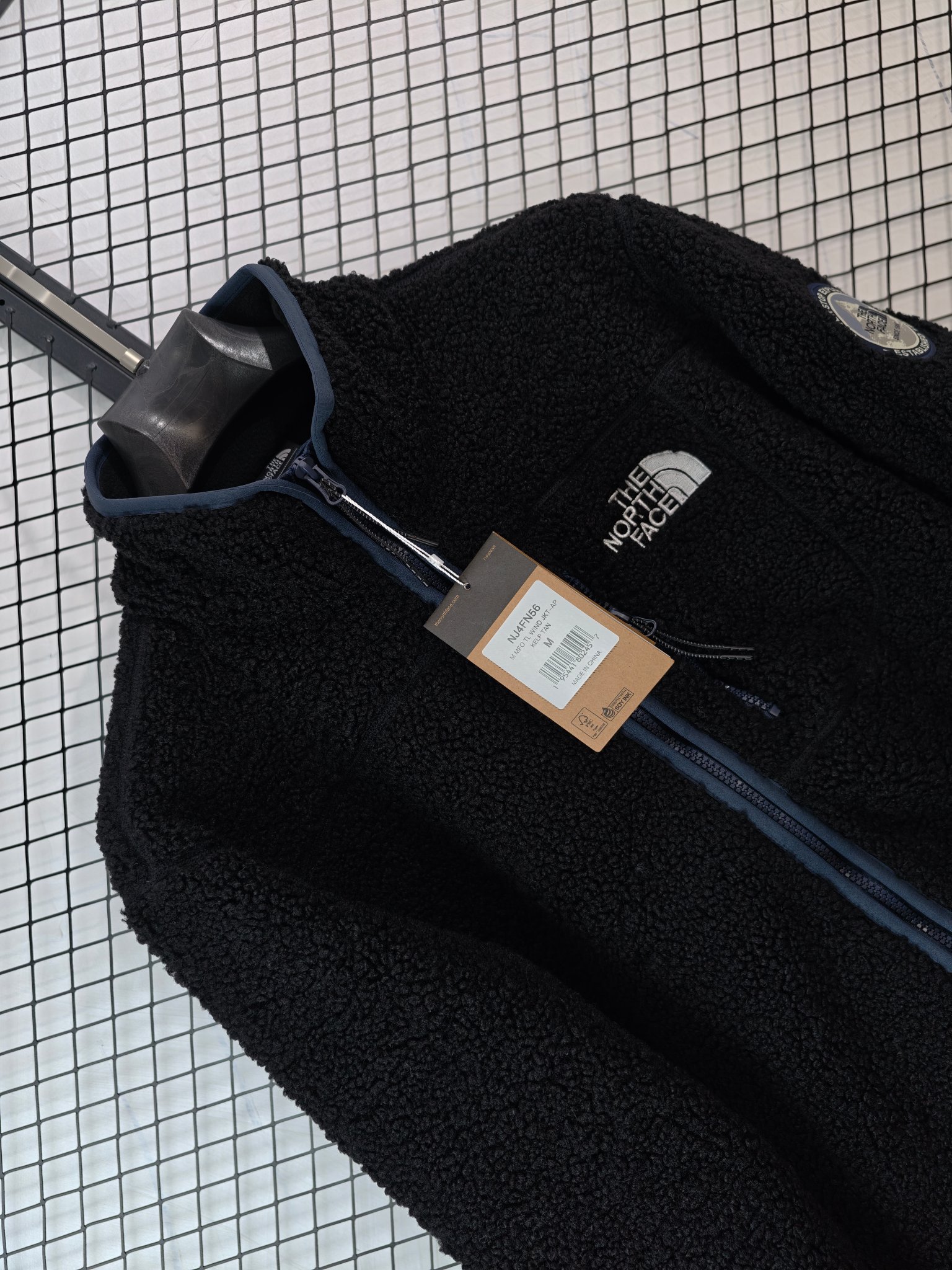 💰155
【The North Face 北面 | 羊羔绒】
男女同款上衣· 立领设计 · 保暖锁温

● 核心工艺：采用立体裁剪工艺，搭配舒适立领与两侧拉链口袋，兼顾利落外观与实用功能。
●甄选材质：选用高品质羊羔绒/摇粒绒面料，触感柔软，有效锁住体温，提升保暖体验。
●包容版型：宽松合身的廓形设计，单穿亦有型，适合户外活动与日常通勤等多种场景。

尺码参考
S/ M / L / XL / 2XL

配色
黑色

#TheNorthFace #北面羊羔绒 #男女同款 #立领上衣 #保暖上衣

--