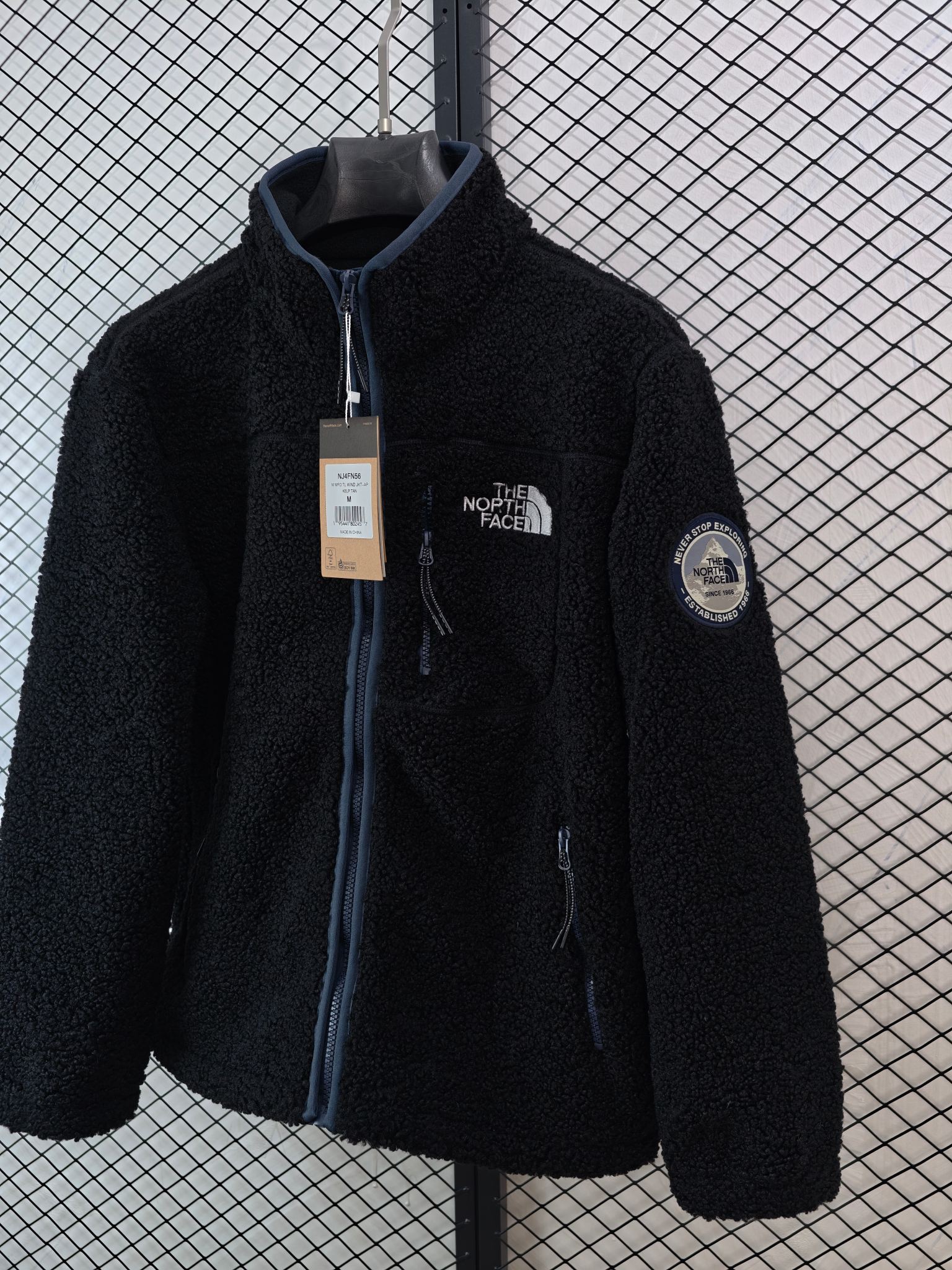 💰155
【The North Face 北面 | 羊羔绒】
男女同款上衣· 立领设计 · 保暖锁温

● 核心工艺：采用立体裁剪工艺，搭配舒适立领与两侧拉链口袋，兼顾利落外观与实用功能。
●甄选材质：选用高品质羊羔绒/摇粒绒面料，触感柔软，有效锁住体温，提升保暖体验。
●包容版型：宽松合身的廓形设计，单穿亦有型，适合户外活动与日常通勤等多种场景。

尺码参考
S/ M / L / XL / 2XL

配色
黑色

#TheNorthFace #北面羊羔绒 #男女同款 #立领上衣 #保暖上衣

--
