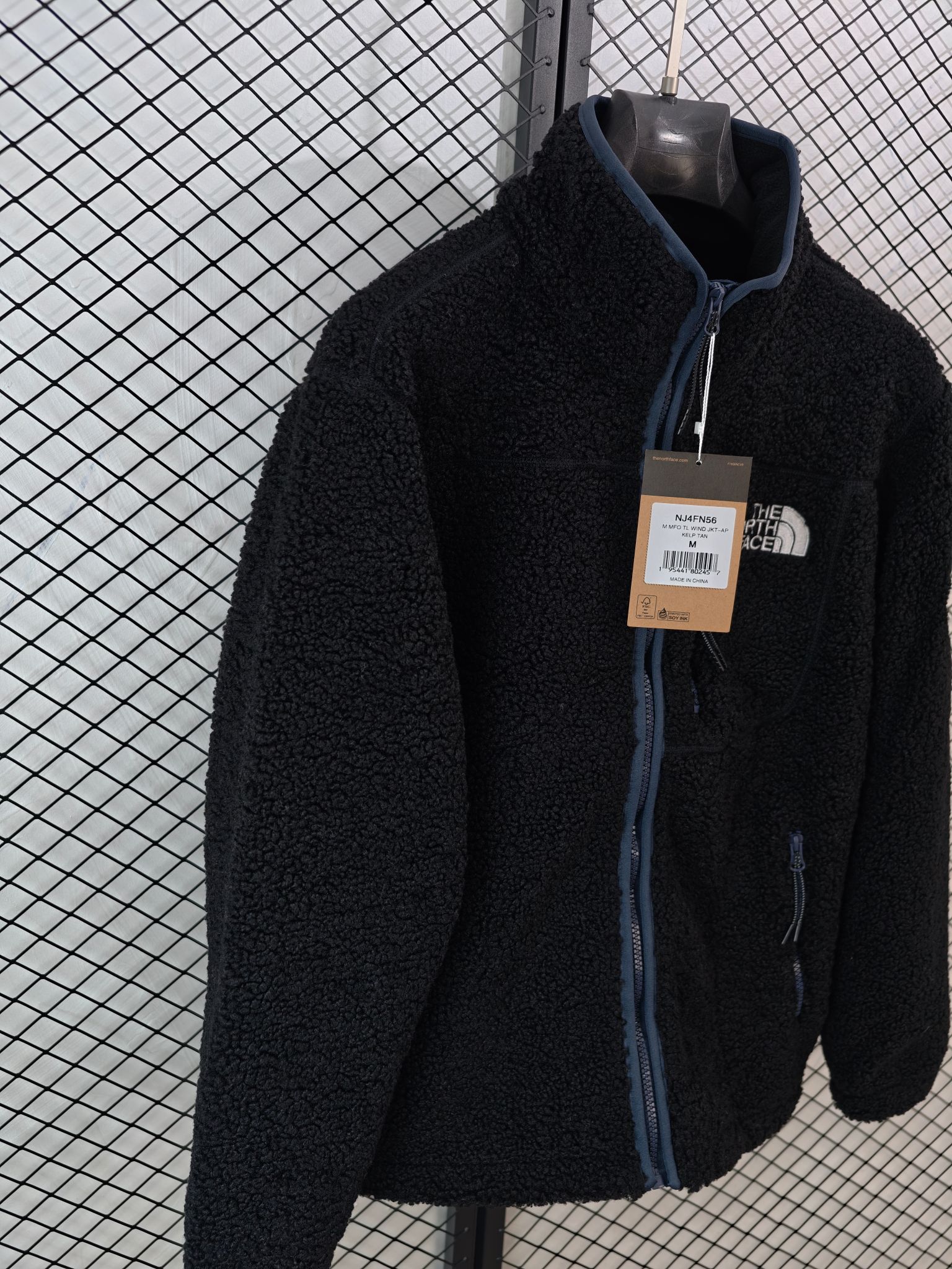 💰155
【The North Face 北面 | 羊羔绒】
男女同款上衣· 立领设计 · 保暖锁温

● 核心工艺：采用立体裁剪工艺，搭配舒适立领与两侧拉链口袋，兼顾利落外观与实用功能。
●甄选材质：选用高品质羊羔绒/摇粒绒面料，触感柔软，有效锁住体温，提升保暖体验。
●包容版型：宽松合身的廓形设计，单穿亦有型，适合户外活动与日常通勤等多种场景。

尺码参考
S/ M / L / XL / 2XL

配色
黑色

#TheNorthFace #北面羊羔绒 #男女同款 #立领上衣 #保暖上衣

--