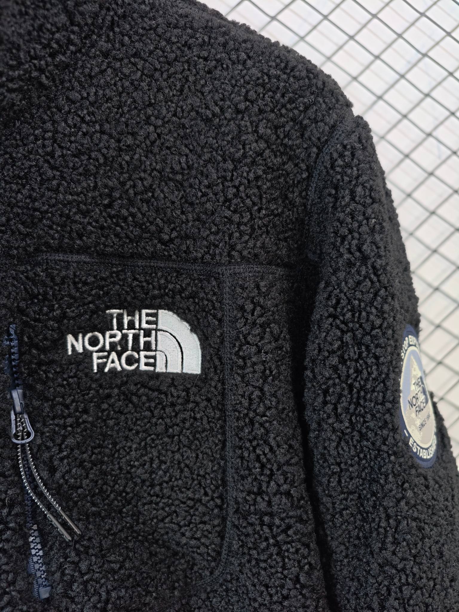 💰155
【The North Face 北面 | 羊羔绒】
男女同款上衣· 立领设计 · 保暖锁温

● 核心工艺：采用立体裁剪工艺，搭配舒适立领与两侧拉链口袋，兼顾利落外观与实用功能。
●甄选材质：选用高品质羊羔绒/摇粒绒面料，触感柔软，有效锁住体温，提升保暖体验。
●包容版型：宽松合身的廓形设计，单穿亦有型，适合户外活动与日常通勤等多种场景。

尺码参考
S/ M / L / XL / 2XL

配色
黑色

#TheNorthFace #北面羊羔绒 #男女同款 #立领上衣 #保暖上衣

--