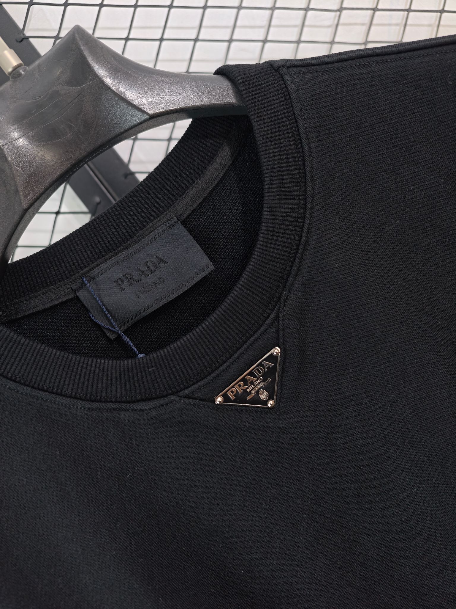 💰140
【PRADA 普拉达 | 经典三角标】
圆领卫衣· 400克重磅面料 · 原版复刻

● 核心工艺：原版1:1复刻，搭配定制领标、洗水唛及包装，细节精准还原。
●甄选材质：采用独家定制400克纯棉毛圈面料，结合430克2x2螺纹，面料同缸定染，确保无色差，且不易缩水、变形或起球。
●包容版型：遵循原版1:1版型，剪裁合宜，适配多种身形，满足日常休闲与精致穿搭需求。

尺码参考
S/ M / L / XL

配色
黑色｜白色

#PRADA #经典三角标 #重磅卫衣 #原版复刻

