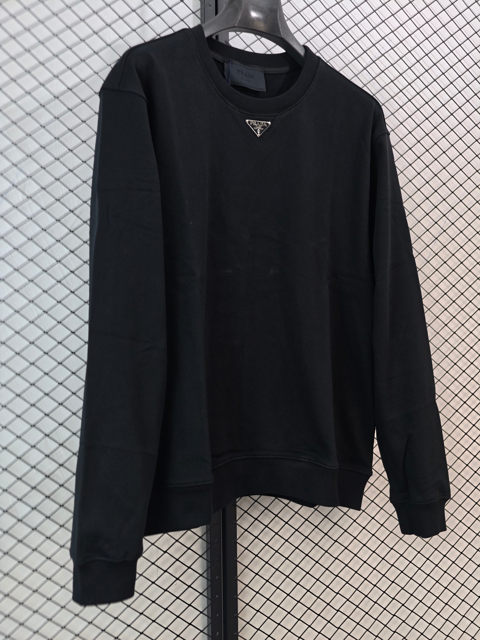 💰140
【PRADA 普拉达 | 经典三角标】
圆领卫衣· 400克重磅面料 · 原版复刻

● 核心工艺：原版1:1复刻，搭配定制领标、洗水唛及包装，细节精准还原。
●甄选材质：采用独家定制400克纯棉毛圈面料，结合430克2x2螺纹，面料同缸定染，确保无色差，且不易缩水、变形或起球。
●包容版型：遵循原版1:1版型，剪裁合宜，适配多种身形，满足日常休闲与精致穿搭需求。

尺码参考
S/ M / L / XL

配色
黑色｜白色

#PRADA #经典三角标 #重磅卫衣 #原版复刻

