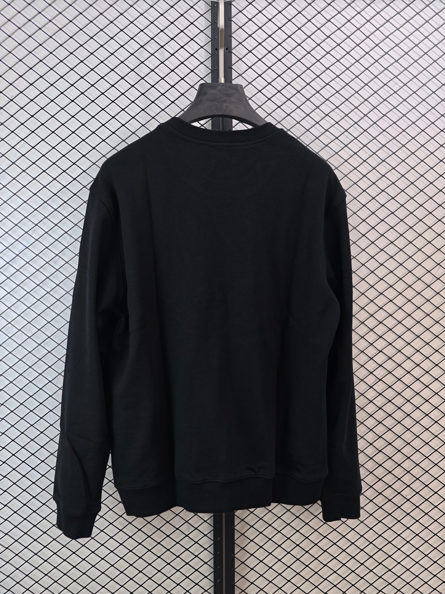 💰140
【PRADA 普拉达 | 经典三角标】
圆领卫衣· 400克重磅面料 · 原版复刻

● 核心工艺：原版1:1复刻，搭配定制领标、洗水唛及包装，细节精准还原。
●甄选材质：采用独家定制400克纯棉毛圈面料，结合430克2x2螺纹，面料同缸定染，确保无色差，且不易缩水、变形或起球。
●包容版型：遵循原版1:1版型，剪裁合宜，适配多种身形，满足日常休闲与精致穿搭需求。

尺码参考
S/ M / L / XL

配色
黑色｜白色

#PRADA #经典三角标 #重磅卫衣 #原版复刻

