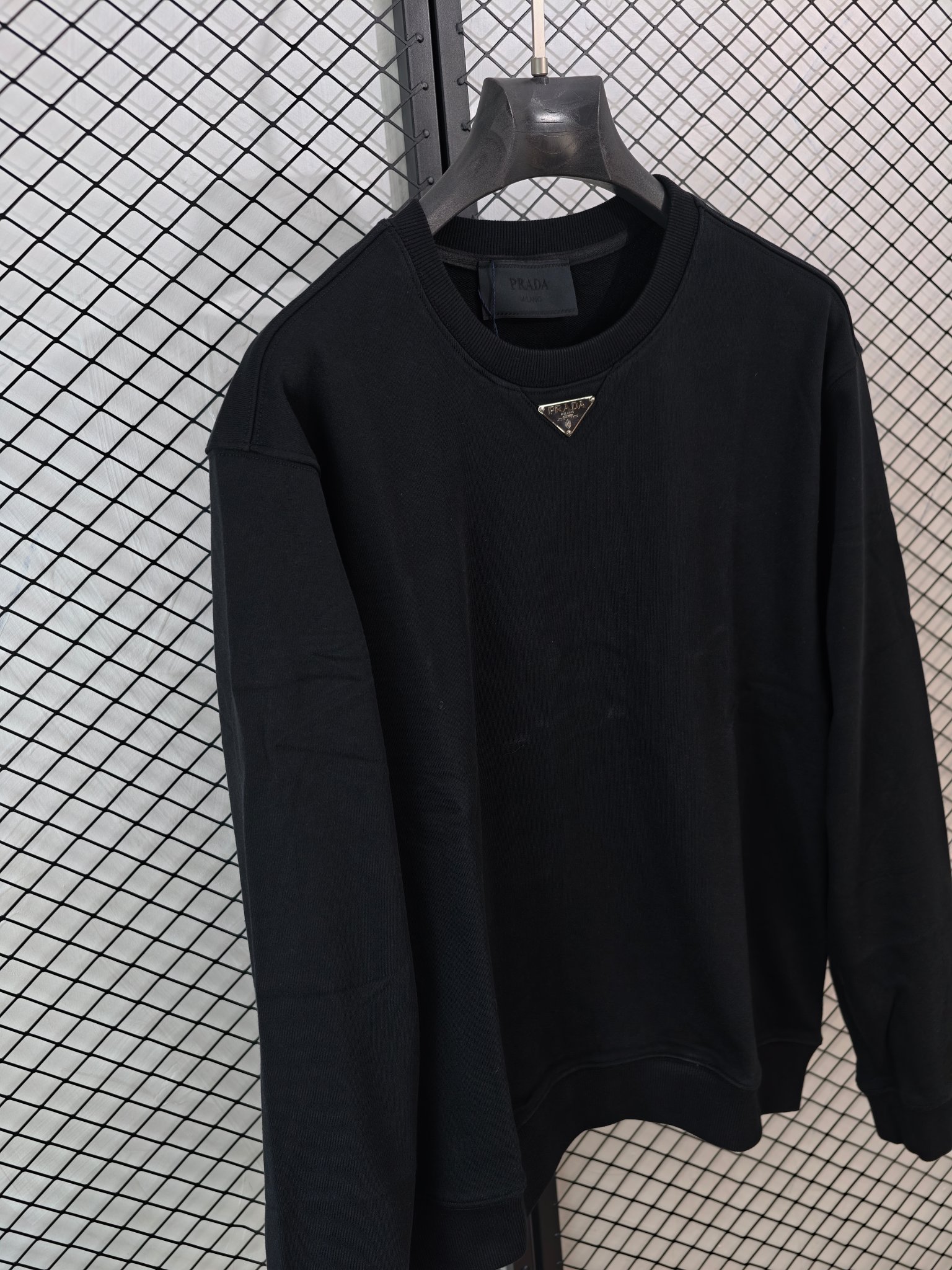 💰140
【PRADA 普拉达 | 经典三角标】
圆领卫衣· 400克重磅面料 · 原版复刻

● 核心工艺：原版1:1复刻，搭配定制领标、洗水唛及包装，细节精准还原。
●甄选材质：采用独家定制400克纯棉毛圈面料，结合430克2x2螺纹，面料同缸定染，确保无色差，且不易缩水、变形或起球。
●包容版型：遵循原版1:1版型，剪裁合宜，适配多种身形，满足日常休闲与精致穿搭需求。

尺码参考
S/ M / L / XL

配色
黑色｜白色

#PRADA #经典三角标 #重磅卫衣 #原版复刻

