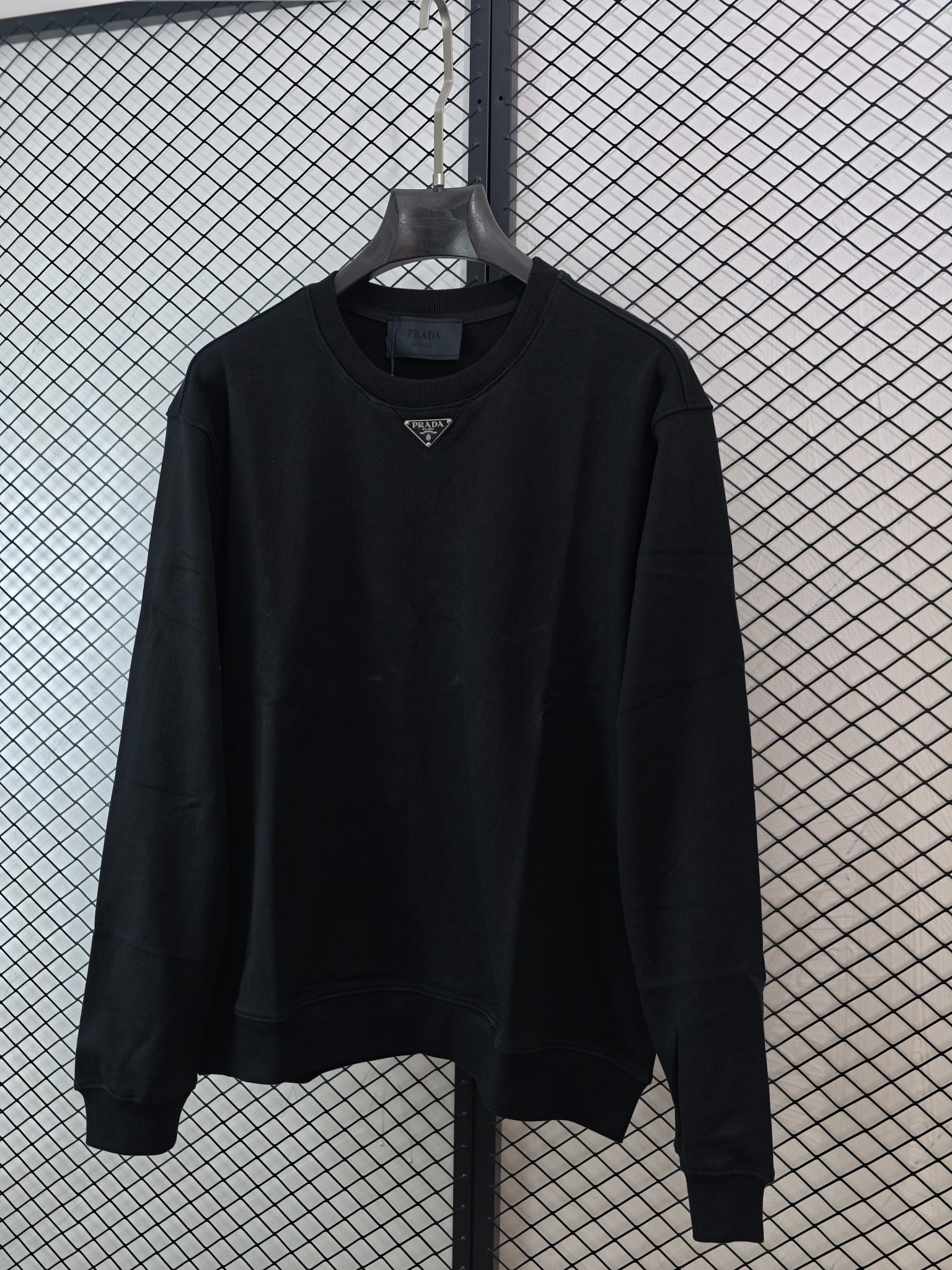 💰140
【PRADA 普拉达 | 经典三角标】
圆领卫衣· 400克重磅面料 · 原版复刻

● 核心工艺：原版1:1复刻，搭配定制领标、洗水唛及包装，细节精准还原。
●甄选材质：采用独家定制400克纯棉毛圈面料，结合430克2x2螺纹，面料同缸定染，确保无色差，且不易缩水、变形或起球。
●包容版型：遵循原版1:1版型，剪裁合宜，适配多种身形，满足日常休闲与精致穿搭需求。

尺码参考
S/ M / L / XL

配色
黑色｜白色

#PRADA #经典三角标 #重磅卫衣 #原版复刻

