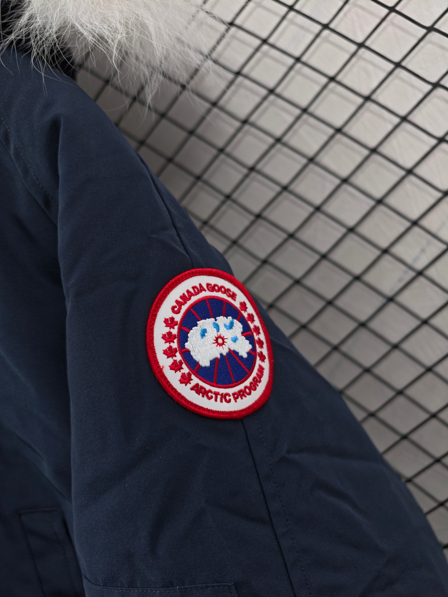💰360
【Canada Goose 加拿大鹅 | 经典常青款】
普京明星同款· 纯正狼毛 · 防水面料

● 核心工艺：采用高密度纳米级防水面料，具备卓越的防风耐磨性能；缝制采用无缝螺纹袖口，避免硬结与起球。
●甄选材质：帽檐饰有纯正大狼毛毛领，填充物为白鸭绒，在严寒环境下提供可靠保暖；搭配YKK双头拉链，顺滑耐用。
●包容版型：男女同款设计，剪裁立挺，版型年轻时髦，兼顾风度与温度。

尺码参考 (单位：cm)

尺码 肩宽 胸围 袖长 衣长
XS 48 108 78 73
S 50 112 80 75
M 52 116 82 77
L 54 120 84 79
XL 56 124 86 81
XXL 58 128 88 83

上身建议

· XS码 (160-165cm, 80-100斤)
· S码 (165-170cm, 100-120斤)
· M码 (170-175cm, 120-140斤)
· L码 (175-180cm, 140-160斤)
· XL码 (180-185cm, 160-180斤)
· XXL码 (180cm以上, 180-200斤)

配色
黑色｜藏青色｜天蓝色｜灰色｜米白色

#CanadaGoose #加拿大鹅 #普京同款 #狼毛领 #防水羽绒服

