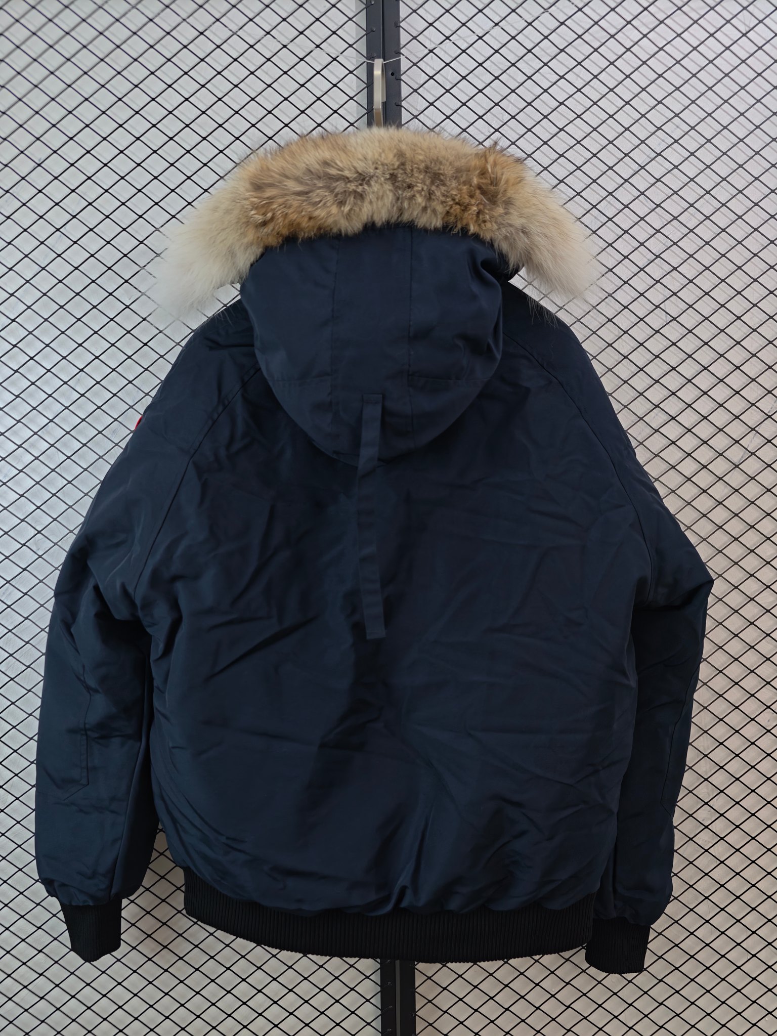 💰360
【Canada Goose 加拿大鹅 | 经典常青款】
普京明星同款· 纯正狼毛 · 防水面料

● 核心工艺：采用高密度纳米级防水面料，具备卓越的防风耐磨性能；缝制采用无缝螺纹袖口，避免硬结与起球。
●甄选材质：帽檐饰有纯正大狼毛毛领，填充物为白鸭绒，在严寒环境下提供可靠保暖；搭配YKK双头拉链，顺滑耐用。
●包容版型：男女同款设计，剪裁立挺，版型年轻时髦，兼顾风度与温度。

尺码参考 (单位：cm)

尺码 肩宽 胸围 袖长 衣长
XS 48 108 78 73
S 50 112 80 75
M 52 116 82 77
L 54 120 84 79
XL 56 124 86 81
XXL 58 128 88 83

上身建议

· XS码 (160-165cm, 80-100斤)
· S码 (165-170cm, 100-120斤)
· M码 (170-175cm, 120-140斤)
· L码 (175-180cm, 140-160斤)
· XL码 (180-185cm, 160-180斤)
· XXL码 (180cm以上, 180-200斤)

配色
黑色｜藏青色｜天蓝色｜灰色｜米白色

#CanadaGoose #加拿大鹅 #普京同款 #狼毛领 #防水羽绒服

