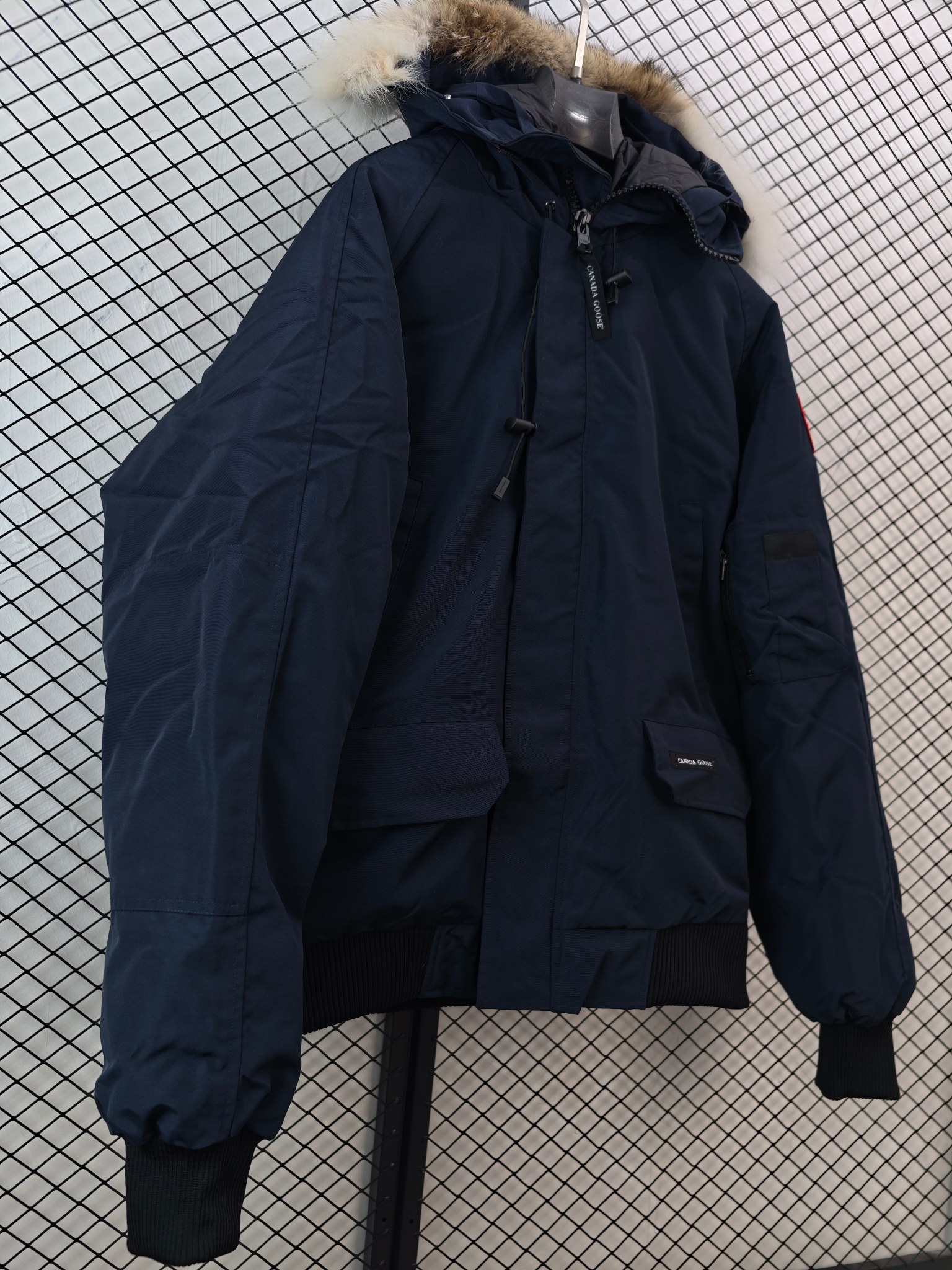 💰360
【Canada Goose 加拿大鹅 | 经典常青款】
普京明星同款· 纯正狼毛 · 防水面料

● 核心工艺：采用高密度纳米级防水面料，具备卓越的防风耐磨性能；缝制采用无缝螺纹袖口，避免硬结与起球。
●甄选材质：帽檐饰有纯正大狼毛毛领，填充物为白鸭绒，在严寒环境下提供可靠保暖；搭配YKK双头拉链，顺滑耐用。
●包容版型：男女同款设计，剪裁立挺，版型年轻时髦，兼顾风度与温度。

尺码参考 (单位：cm)

尺码 肩宽 胸围 袖长 衣长
XS 48 108 78 73
S 50 112 80 75
M 52 116 82 77
L 54 120 84 79
XL 56 124 86 81
XXL 58 128 88 83

上身建议

· XS码 (160-165cm, 80-100斤)
· S码 (165-170cm, 100-120斤)
· M码 (170-175cm, 120-140斤)
· L码 (175-180cm, 140-160斤)
· XL码 (180-185cm, 160-180斤)
· XXL码 (180cm以上, 180-200斤)

配色
黑色｜藏青色｜天蓝色｜灰色｜米白色

#CanadaGoose #加拿大鹅 #普京同款 #狼毛领 #防水羽绒服

