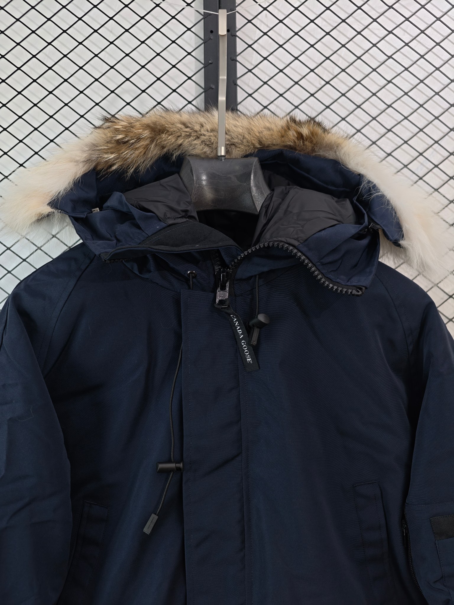 💰360
【Canada Goose 加拿大鹅 | 经典常青款】
普京明星同款· 纯正狼毛 · 防水面料

● 核心工艺：采用高密度纳米级防水面料，具备卓越的防风耐磨性能；缝制采用无缝螺纹袖口，避免硬结与起球。
●甄选材质：帽檐饰有纯正大狼毛毛领，填充物为白鸭绒，在严寒环境下提供可靠保暖；搭配YKK双头拉链，顺滑耐用。
●包容版型：男女同款设计，剪裁立挺，版型年轻时髦，兼顾风度与温度。

尺码参考 (单位：cm)

尺码 肩宽 胸围 袖长 衣长
XS 48 108 78 73
S 50 112 80 75
M 52 116 82 77
L 54 120 84 79
XL 56 124 86 81
XXL 58 128 88 83

上身建议

· XS码 (160-165cm, 80-100斤)
· S码 (165-170cm, 100-120斤)
· M码 (170-175cm, 120-140斤)
· L码 (175-180cm, 140-160斤)
· XL码 (180-185cm, 160-180斤)
· XXL码 (180cm以上, 180-200斤)

配色
黑色｜藏青色｜天蓝色｜灰色｜米白色

#CanadaGoose #加拿大鹅 #普京同款 #狼毛领 #防水羽绒服

