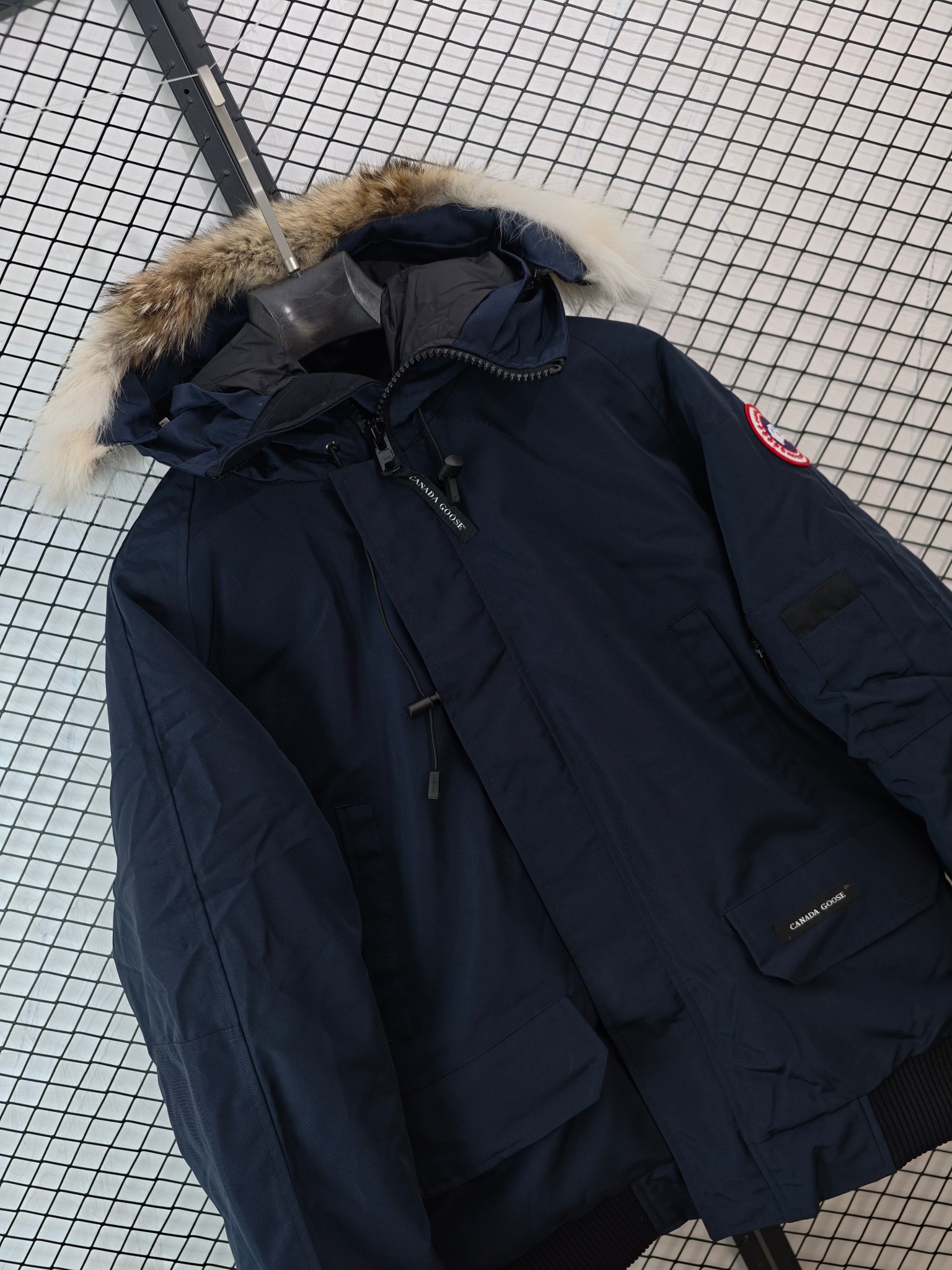 💰360
【Canada Goose 加拿大鹅 | 经典常青款】
普京明星同款· 纯正狼毛 · 防水面料

● 核心工艺：采用高密度纳米级防水面料，具备卓越的防风耐磨性能；缝制采用无缝螺纹袖口，避免硬结与起球。
●甄选材质：帽檐饰有纯正大狼毛毛领，填充物为白鸭绒，在严寒环境下提供可靠保暖；搭配YKK双头拉链，顺滑耐用。
●包容版型：男女同款设计，剪裁立挺，版型年轻时髦，兼顾风度与温度。

尺码参考 (单位：cm)

尺码 肩宽 胸围 袖长 衣长
XS 48 108 78 73
S 50 112 80 75
M 52 116 82 77
L 54 120 84 79
XL 56 124 86 81
XXL 58 128 88 83

上身建议

· XS码 (160-165cm, 80-100斤)
· S码 (165-170cm, 100-120斤)
· M码 (170-175cm, 120-140斤)
· L码 (175-180cm, 140-160斤)
· XL码 (180-185cm, 160-180斤)
· XXL码 (180cm以上, 180-200斤)

配色
黑色｜藏青色｜天蓝色｜灰色｜米白色

#CanadaGoose #加拿大鹅 #普京同款 #狼毛领 #防水羽绒服

