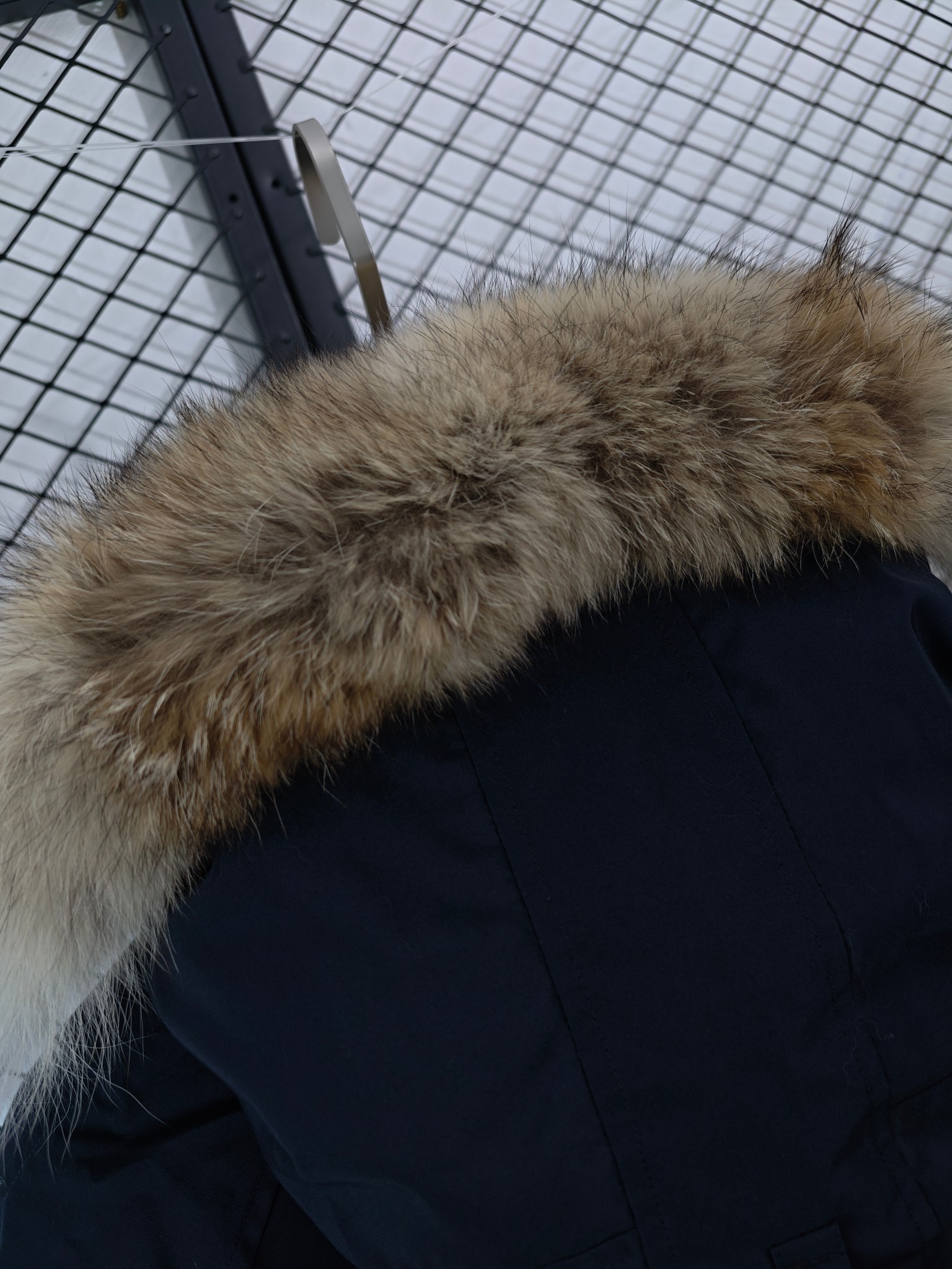 💰360
【Canada Goose 加拿大鹅 | 经典常青款】
普京明星同款· 纯正狼毛 · 防水面料

● 核心工艺：采用高密度纳米级防水面料，具备卓越的防风耐磨性能；缝制采用无缝螺纹袖口，避免硬结与起球。
●甄选材质：帽檐饰有纯正大狼毛毛领，填充物为白鸭绒，在严寒环境下提供可靠保暖；搭配YKK双头拉链，顺滑耐用。
●包容版型：男女同款设计，剪裁立挺，版型年轻时髦，兼顾风度与温度。

尺码参考 (单位：cm)

尺码 肩宽 胸围 袖长 衣长
XS 48 108 78 73
S 50 112 80 75
M 52 116 82 77
L 54 120 84 79
XL 56 124 86 81
XXL 58 128 88 83

上身建议

· XS码 (160-165cm, 80-100斤)
· S码 (165-170cm, 100-120斤)
· M码 (170-175cm, 120-140斤)
· L码 (175-180cm, 140-160斤)
· XL码 (180-185cm, 160-180斤)
· XXL码 (180cm以上, 180-200斤)

配色
黑色｜藏青色｜天蓝色｜灰色｜米白色

#CanadaGoose #加拿大鹅 #普京同款 #狼毛领 #防水羽绒服

