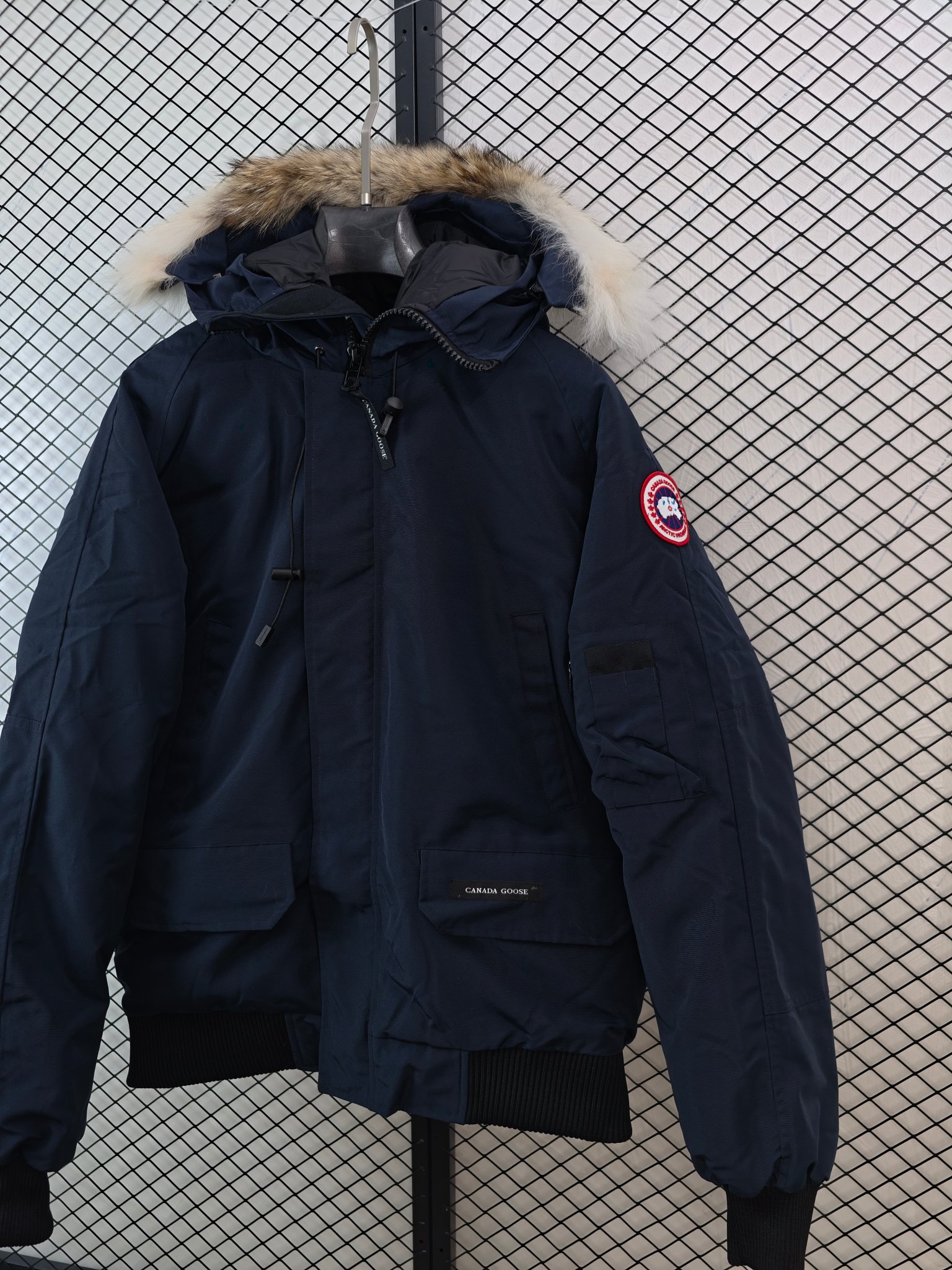 💰360
【Canada Goose 加拿大鹅 | 经典常青款】
普京明星同款· 纯正狼毛 · 防水面料

● 核心工艺：采用高密度纳米级防水面料，具备卓越的防风耐磨性能；缝制采用无缝螺纹袖口，避免硬结与起球。
●甄选材质：帽檐饰有纯正大狼毛毛领，填充物为白鸭绒，在严寒环境下提供可靠保暖；搭配YKK双头拉链，顺滑耐用。
●包容版型：男女同款设计，剪裁立挺，版型年轻时髦，兼顾风度与温度。

尺码参考 (单位：cm)

尺码 肩宽 胸围 袖长 衣长
XS 48 108 78 73
S 50 112 80 75
M 52 116 82 77
L 54 120 84 79
XL 56 124 86 81
XXL 58 128 88 83

上身建议

· XS码 (160-165cm, 80-100斤)
· S码 (165-170cm, 100-120斤)
· M码 (170-175cm, 120-140斤)
· L码 (175-180cm, 140-160斤)
· XL码 (180-185cm, 160-180斤)
· XXL码 (180cm以上, 180-200斤)

配色
黑色｜藏青色｜天蓝色｜灰色｜米白色

#CanadaGoose #加拿大鹅 #普京同款 #狼毛领 #防水羽绒服

