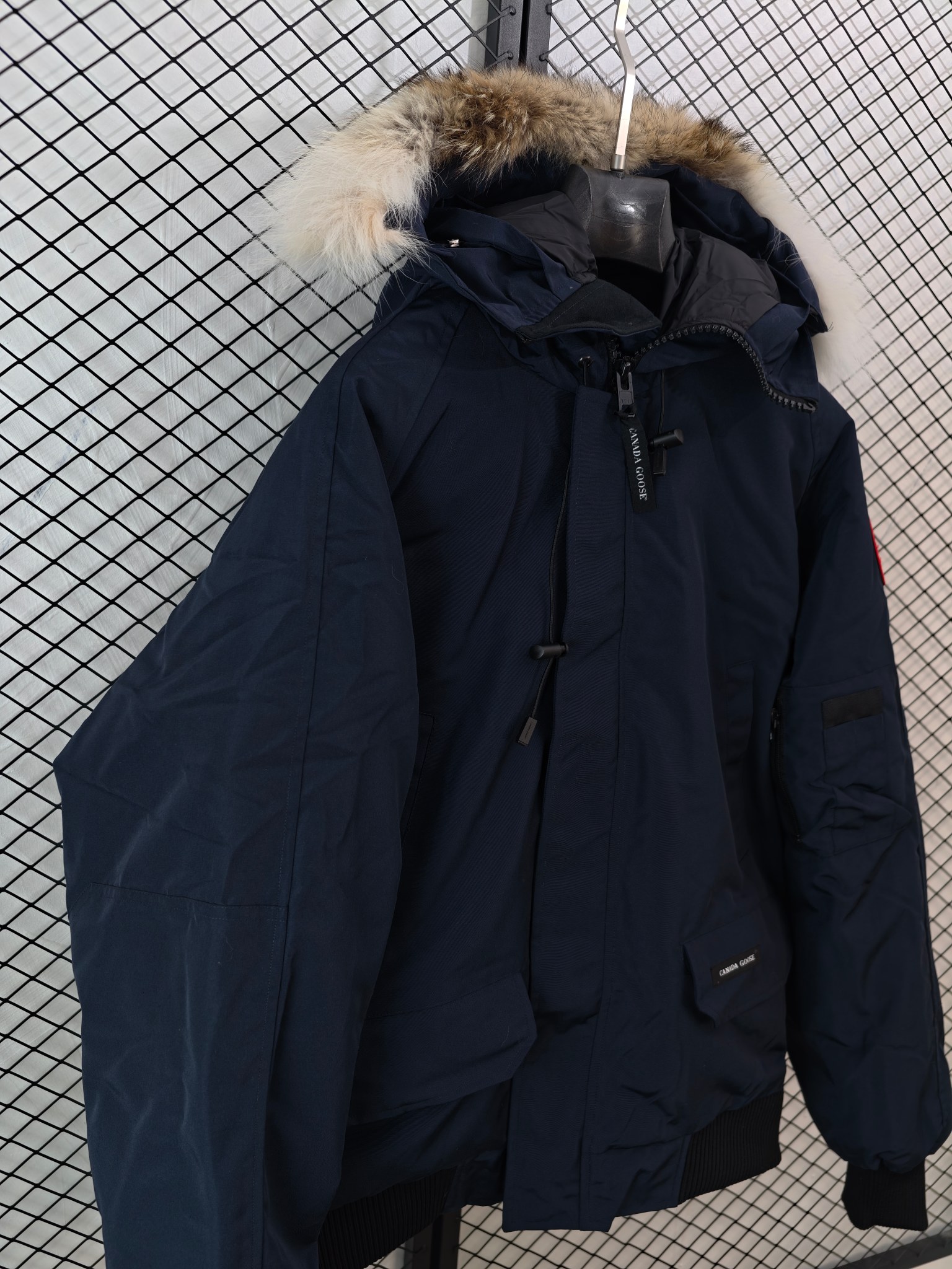💰360
【Canada Goose 加拿大鹅 | 经典常青款】
普京明星同款· 纯正狼毛 · 防水面料

● 核心工艺：采用高密度纳米级防水面料，具备卓越的防风耐磨性能；缝制采用无缝螺纹袖口，避免硬结与起球。
●甄选材质：帽檐饰有纯正大狼毛毛领，填充物为白鸭绒，在严寒环境下提供可靠保暖；搭配YKK双头拉链，顺滑耐用。
●包容版型：男女同款设计，剪裁立挺，版型年轻时髦，兼顾风度与温度。

尺码参考 (单位：cm)

尺码 肩宽 胸围 袖长 衣长
XS 48 108 78 73
S 50 112 80 75
M 52 116 82 77
L 54 120 84 79
XL 56 124 86 81
XXL 58 128 88 83

上身建议

· XS码 (160-165cm, 80-100斤)
· S码 (165-170cm, 100-120斤)
· M码 (170-175cm, 120-140斤)
· L码 (175-180cm, 140-160斤)
· XL码 (180-185cm, 160-180斤)
· XXL码 (180cm以上, 180-200斤)

配色
黑色｜藏青色｜天蓝色｜灰色｜米白色

#CanadaGoose #加拿大鹅 #普京同款 #狼毛领 #防水羽绒服

