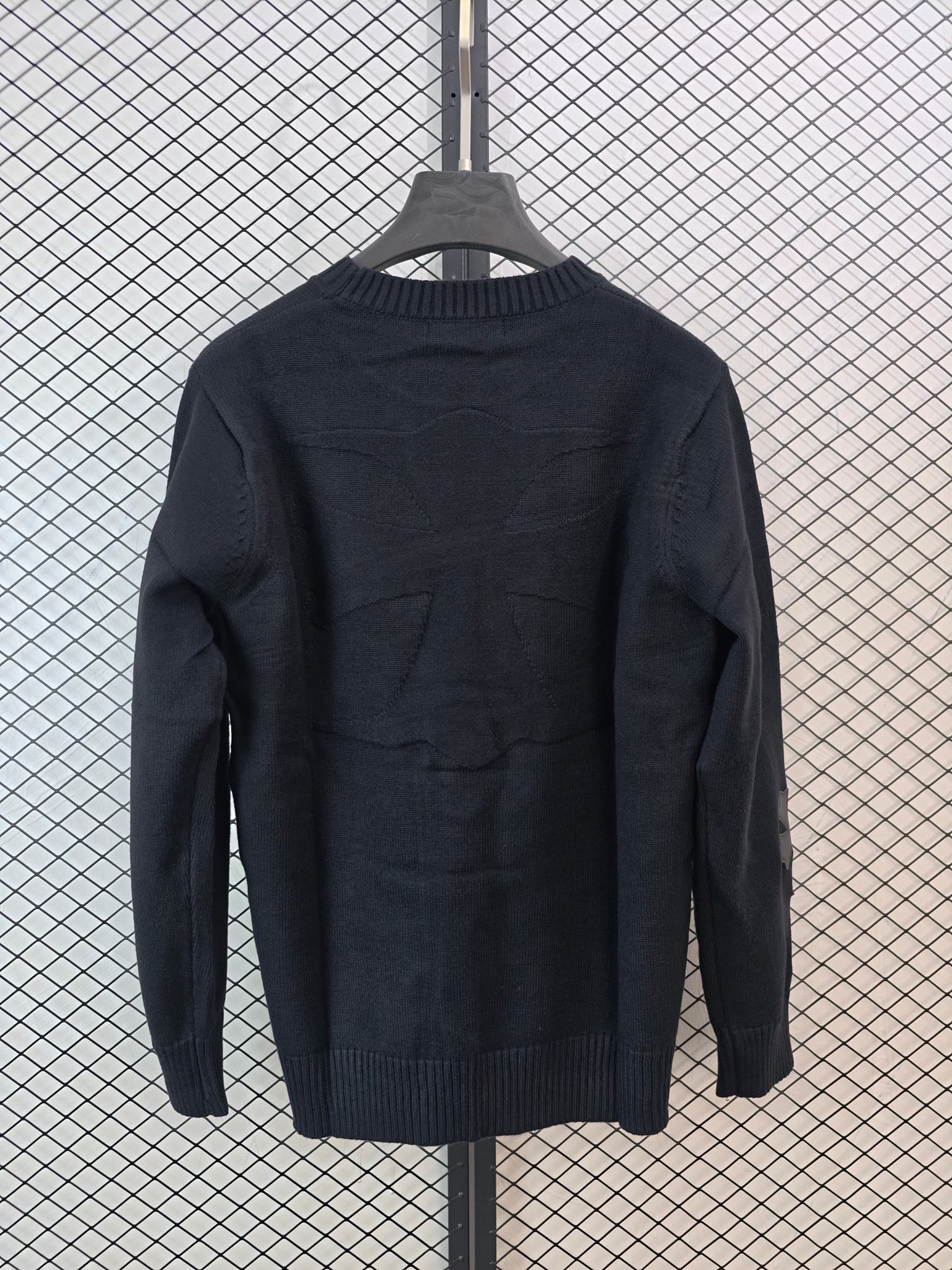 💰140
【Chrome Hearts 克罗心 | 新款十字针织】
提花贴布绣毛衣· 含羊毛材质 · 情侣同款

● 核心工艺：购入原版打造，采用定染定纺纱线与提花贴布绣工艺，十字架等图案细节精致立体。
●甄选材质：面料含20%羊毛，克重足够，手感厚实沉甸甸，确保穿着舒适与质感。
●包容版型：男女同款设计，风格年轻富有活力，契合当下时尚审美，打造休闲慵懒的秋冬造型。

尺码参考
S/ M / L

配色
黑色｜白色

#ChromeHearts #克罗心毛衣 #十字提花 #羊毛混纺 #情侣同款
