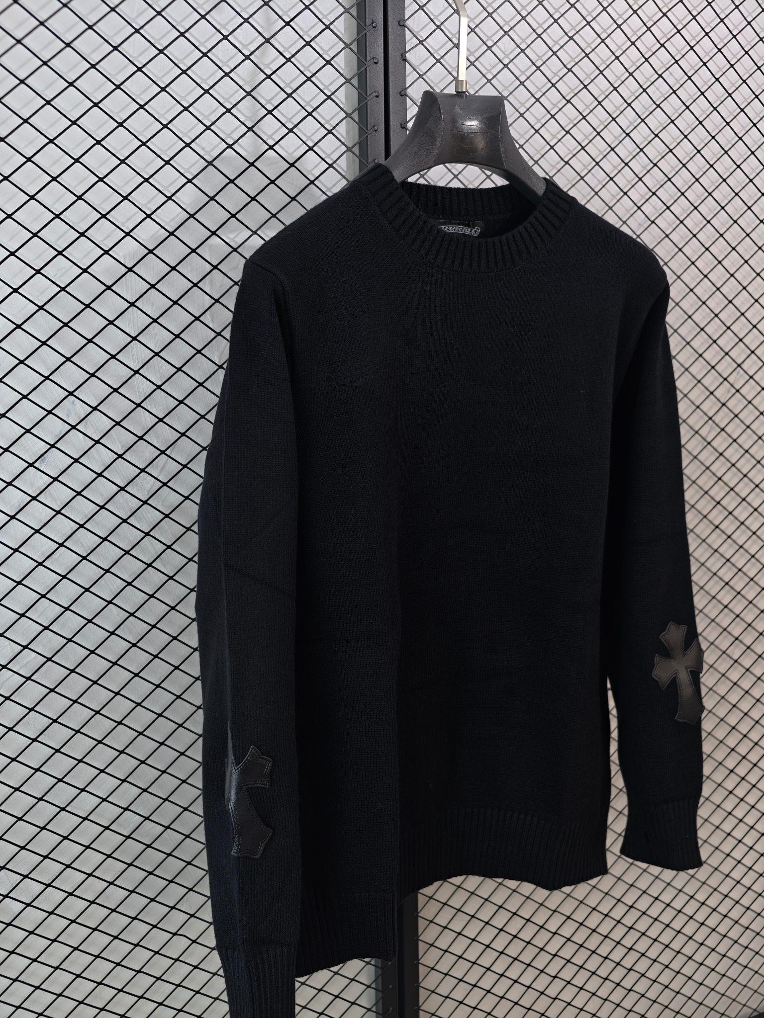 💰140
【Chrome Hearts 克罗心 | 新款十字针织】
提花贴布绣毛衣· 含羊毛材质 · 情侣同款

● 核心工艺：购入原版打造，采用定染定纺纱线与提花贴布绣工艺，十字架等图案细节精致立体。
●甄选材质：面料含20%羊毛，克重足够，手感厚实沉甸甸，确保穿着舒适与质感。
●包容版型：男女同款设计，风格年轻富有活力，契合当下时尚审美，打造休闲慵懒的秋冬造型。

尺码参考
S/ M / L

配色
黑色｜白色

#ChromeHearts #克罗心毛衣 #十字提花 #羊毛混纺 #情侣同款
