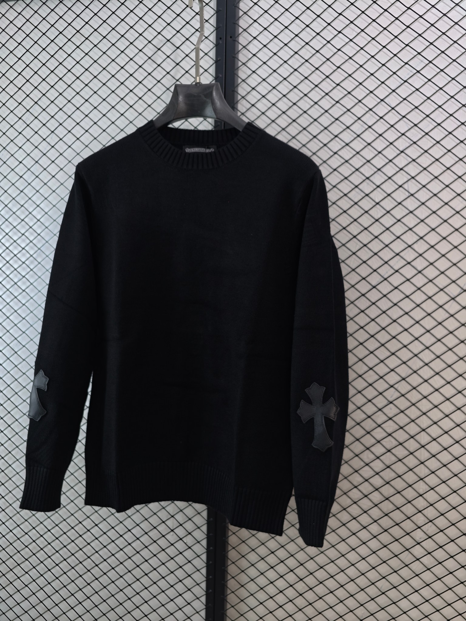 💰140
【Chrome Hearts 克罗心 | 新款十字针织】
提花贴布绣毛衣· 含羊毛材质 · 情侣同款

● 核心工艺：购入原版打造，采用定染定纺纱线与提花贴布绣工艺，十字架等图案细节精致立体。
●甄选材质：面料含20%羊毛，克重足够，手感厚实沉甸甸，确保穿着舒适与质感。
●包容版型：男女同款设计，风格年轻富有活力，契合当下时尚审美，打造休闲慵懒的秋冬造型。

尺码参考
S/ M / L

配色
黑色｜白色

#ChromeHearts #克罗心毛衣 #十字提花 #羊毛混纺 #情侣同款
