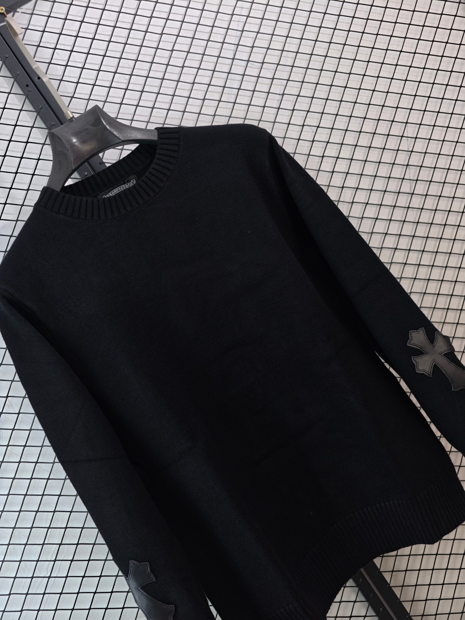 💰140
【Chrome Hearts 克罗心 | 新款十字针织】
提花贴布绣毛衣· 含羊毛材质 · 情侣同款

● 核心工艺：购入原版打造，采用定染定纺纱线与提花贴布绣工艺，十字架等图案细节精致立体。
●甄选材质：面料含20%羊毛，克重足够，手感厚实沉甸甸，确保穿着舒适与质感。
●包容版型：男女同款设计，风格年轻富有活力，契合当下时尚审美，打造休闲慵懒的秋冬造型。

尺码参考
S/ M / L

配色
黑色｜白色

#ChromeHearts #克罗心毛衣 #十字提花 #羊毛混纺 #情侣同款
