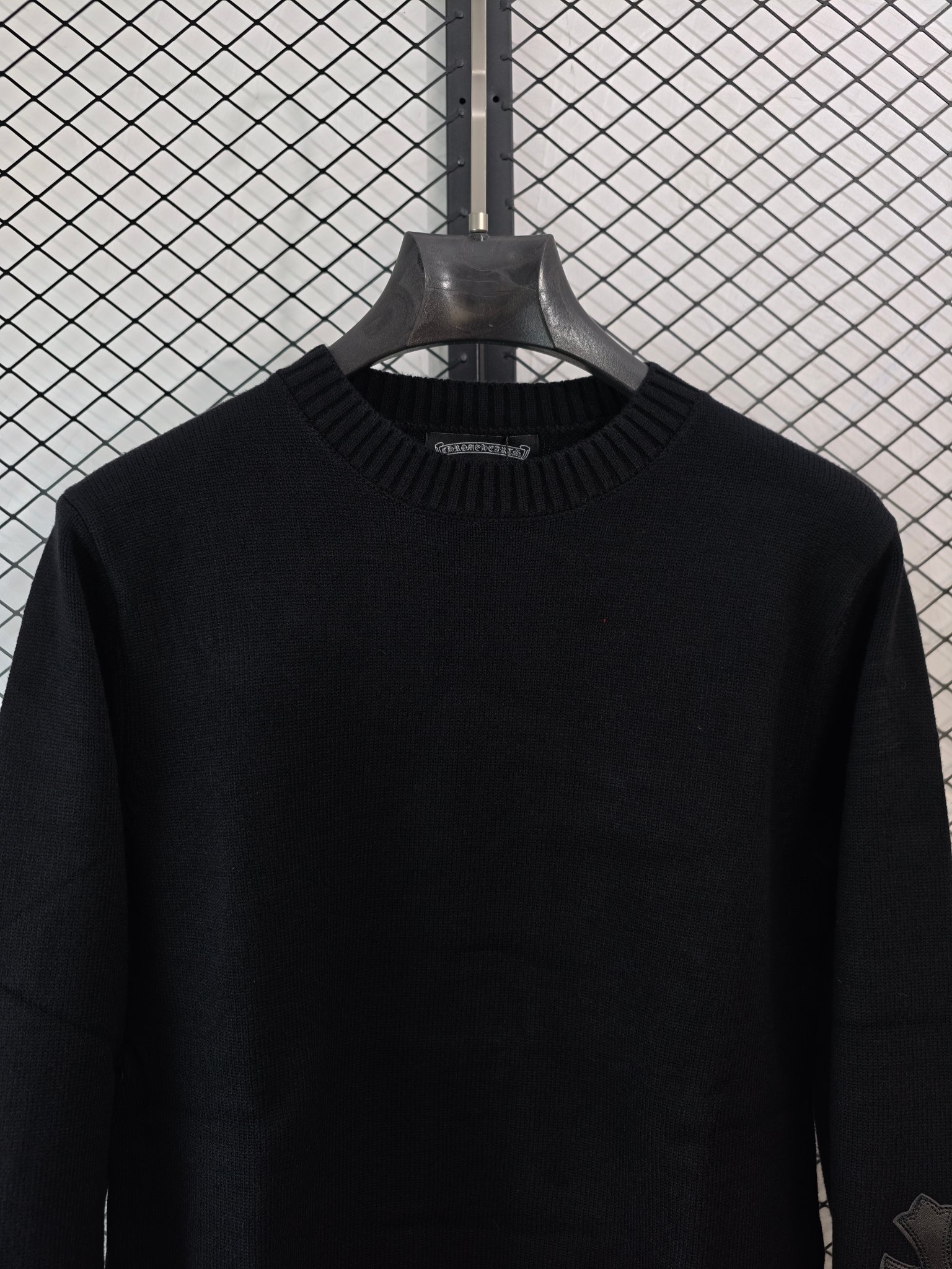 💰140
【Chrome Hearts 克罗心 | 新款十字针织】
提花贴布绣毛衣· 含羊毛材质 · 情侣同款

● 核心工艺：购入原版打造，采用定染定纺纱线与提花贴布绣工艺，十字架等图案细节精致立体。
●甄选材质：面料含20%羊毛，克重足够，手感厚实沉甸甸，确保穿着舒适与质感。
●包容版型：男女同款设计，风格年轻富有活力，契合当下时尚审美，打造休闲慵懒的秋冬造型。

尺码参考
S/ M / L

配色
黑色｜白色

#ChromeHearts #克罗心毛衣 #十字提花 #羊毛混纺 #情侣同款
