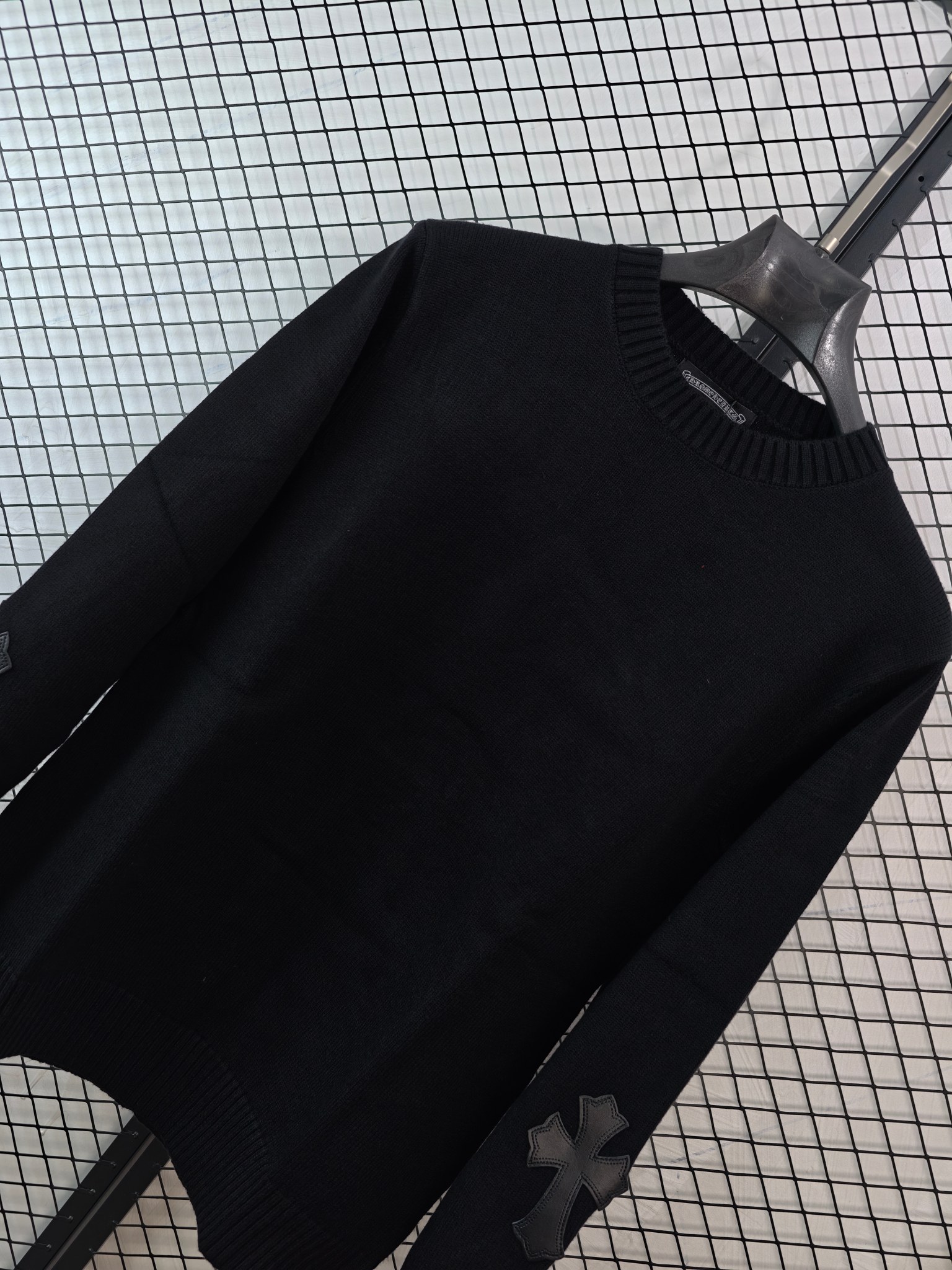 💰140
【Chrome Hearts 克罗心 | 新款十字针织】
提花贴布绣毛衣· 含羊毛材质 · 情侣同款

● 核心工艺：购入原版打造，采用定染定纺纱线与提花贴布绣工艺，十字架等图案细节精致立体。
●甄选材质：面料含20%羊毛，克重足够，手感厚实沉甸甸，确保穿着舒适与质感。
●包容版型：男女同款设计，风格年轻富有活力，契合当下时尚审美，打造休闲慵懒的秋冬造型。

尺码参考
S/ M / L

配色
黑色｜白色

#ChromeHearts #克罗心毛衣 #十字提花 #羊毛混纺 #情侣同款
