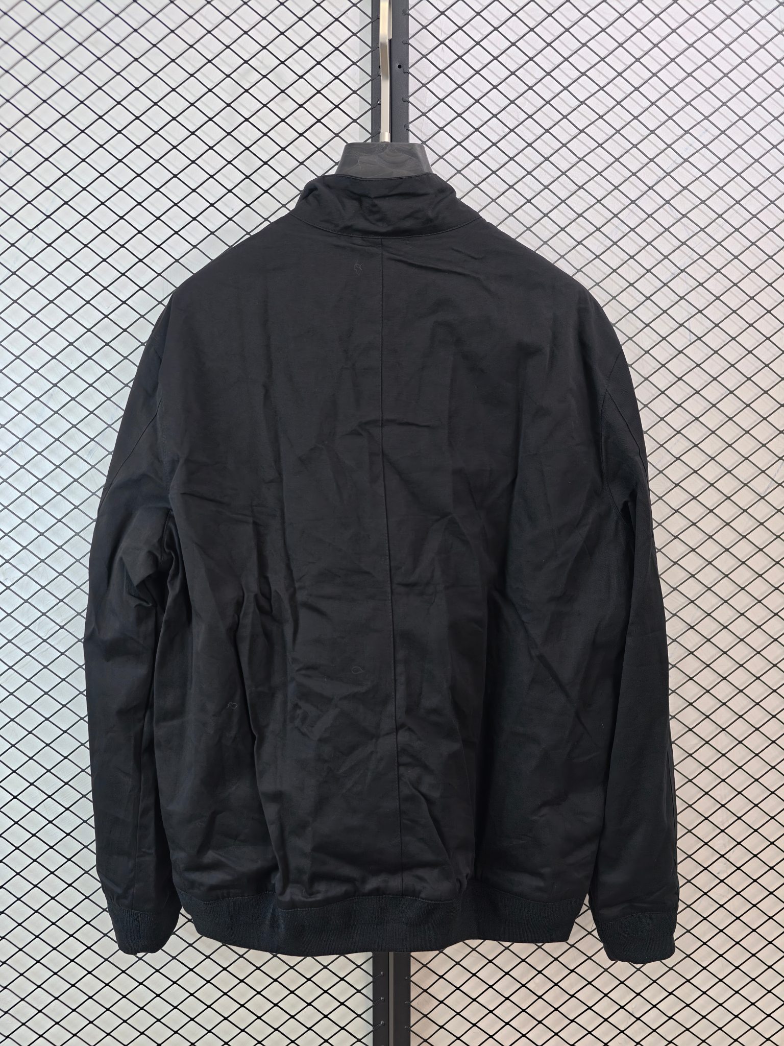 💰155
【Ralph Lauren 拉夫劳伦 | 新款刺绣】
翻领行政夹克· 纯棉面料 · 中性百搭

● 核心工艺：胸前饰有经典小标刺绣，袖口与下摆采用定制螺纹设计，口袋配以独特袋盖工艺，细节精致考究。
●甄选材质：面料为优质纯棉，触感柔软舒适；内里采用定制格纹里布，并设有内置口袋，兼顾实用性与质感。
●包容版型：中性款式，男女同款，版型简约利落，适配多种身形与日常穿搭场景。

尺码参考
S/ M / L / XL
（建议补充具体尺码数据，例如以厘米为单位的衣长、胸围等，以供参考）

配色
黑色｜藏青｜卡其

#RalphLauren #拉夫劳伦 #翻领夹克 #行政风 #中性款

---

如果您能提供这款夹克具体的尺码详细数据（如衣长、胸围、肩宽、袖长），我可以立即为您补充到文案中，使其信息更加完整。