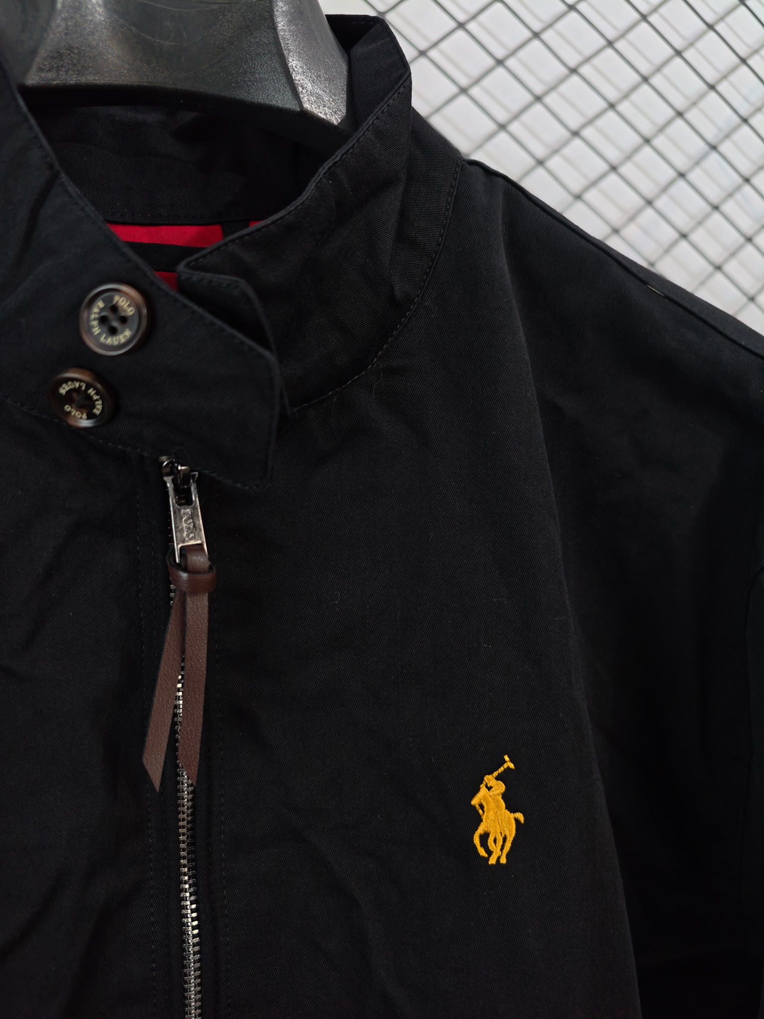 💰155
【Ralph Lauren 拉夫劳伦 | 新款刺绣】
翻领行政夹克· 纯棉面料 · 中性百搭

● 核心工艺：胸前饰有经典小标刺绣，袖口与下摆采用定制螺纹设计，口袋配以独特袋盖工艺，细节精致考究。
●甄选材质：面料为优质纯棉，触感柔软舒适；内里采用定制格纹里布，并设有内置口袋，兼顾实用性与质感。
●包容版型：中性款式，男女同款，版型简约利落，适配多种身形与日常穿搭场景。

尺码参考
S/ M / L / XL
（建议补充具体尺码数据，例如以厘米为单位的衣长、胸围等，以供参考）

配色
黑色｜藏青｜卡其

#RalphLauren #拉夫劳伦 #翻领夹克 #行政风 #中性款

---

如果您能提供这款夹克具体的尺码详细数据（如衣长、胸围、肩宽、袖长），我可以立即为您补充到文案中，使其信息更加完整。