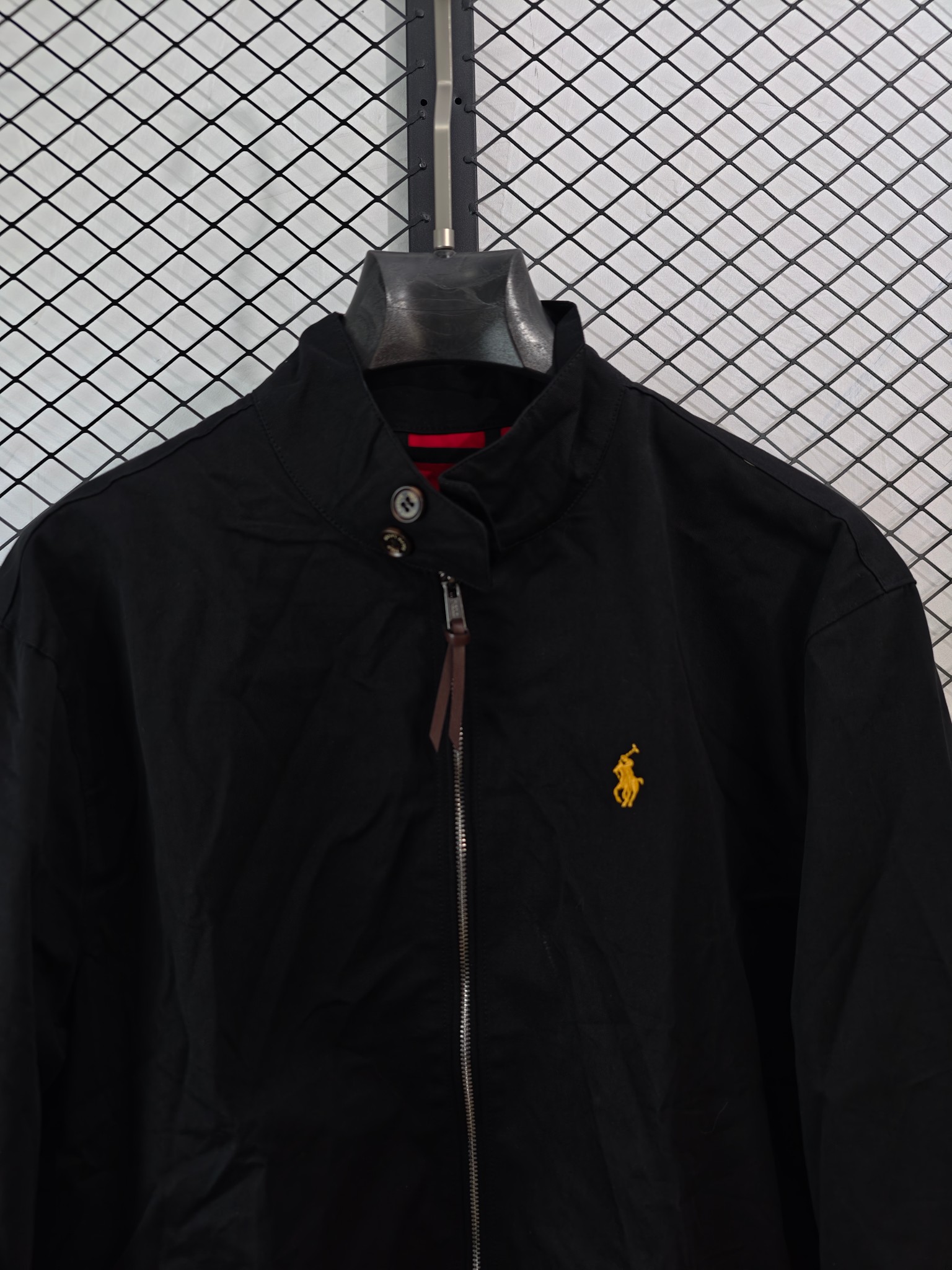 💰155
【Ralph Lauren 拉夫劳伦 | 新款刺绣】
翻领行政夹克· 纯棉面料 · 中性百搭

● 核心工艺：胸前饰有经典小标刺绣，袖口与下摆采用定制螺纹设计，口袋配以独特袋盖工艺，细节精致考究。
●甄选材质：面料为优质纯棉，触感柔软舒适；内里采用定制格纹里布，并设有内置口袋，兼顾实用性与质感。
●包容版型：中性款式，男女同款，版型简约利落，适配多种身形与日常穿搭场景。

尺码参考
S/ M / L / XL
（建议补充具体尺码数据，例如以厘米为单位的衣长、胸围等，以供参考）

配色
黑色｜藏青｜卡其

#RalphLauren #拉夫劳伦 #翻领夹克 #行政风 #中性款

---

如果您能提供这款夹克具体的尺码详细数据（如衣长、胸围、肩宽、袖长），我可以立即为您补充到文案中，使其信息更加完整。