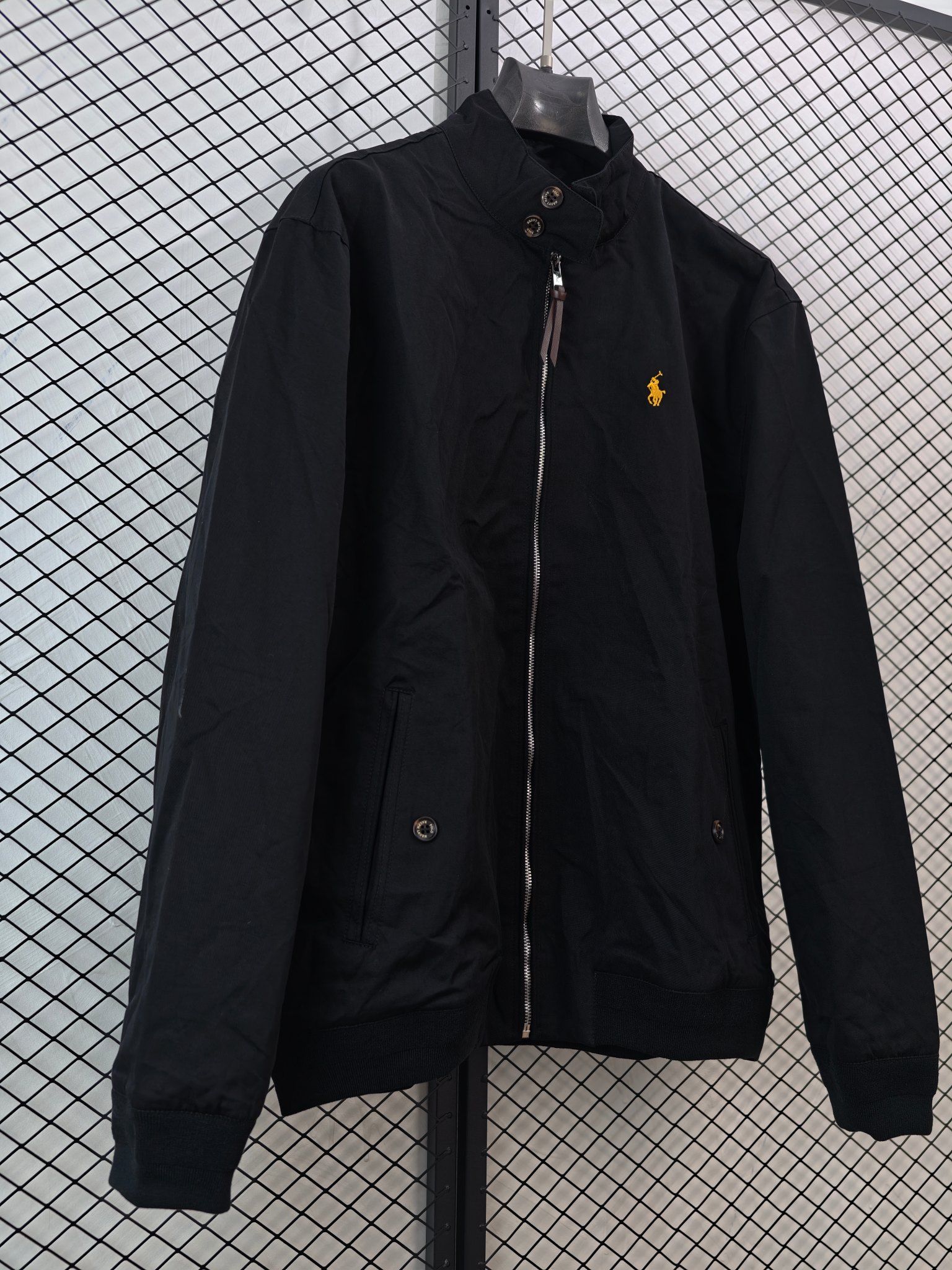 💰155
【Ralph Lauren 拉夫劳伦 | 新款刺绣】
翻领行政夹克· 纯棉面料 · 中性百搭

● 核心工艺：胸前饰有经典小标刺绣，袖口与下摆采用定制螺纹设计，口袋配以独特袋盖工艺，细节精致考究。
●甄选材质：面料为优质纯棉，触感柔软舒适；内里采用定制格纹里布，并设有内置口袋，兼顾实用性与质感。
●包容版型：中性款式，男女同款，版型简约利落，适配多种身形与日常穿搭场景。

尺码参考
S/ M / L / XL
（建议补充具体尺码数据，例如以厘米为单位的衣长、胸围等，以供参考）

配色
黑色｜藏青｜卡其

#RalphLauren #拉夫劳伦 #翻领夹克 #行政风 #中性款

---

如果您能提供这款夹克具体的尺码详细数据（如衣长、胸围、肩宽、袖长），我可以立即为您补充到文案中，使其信息更加完整。