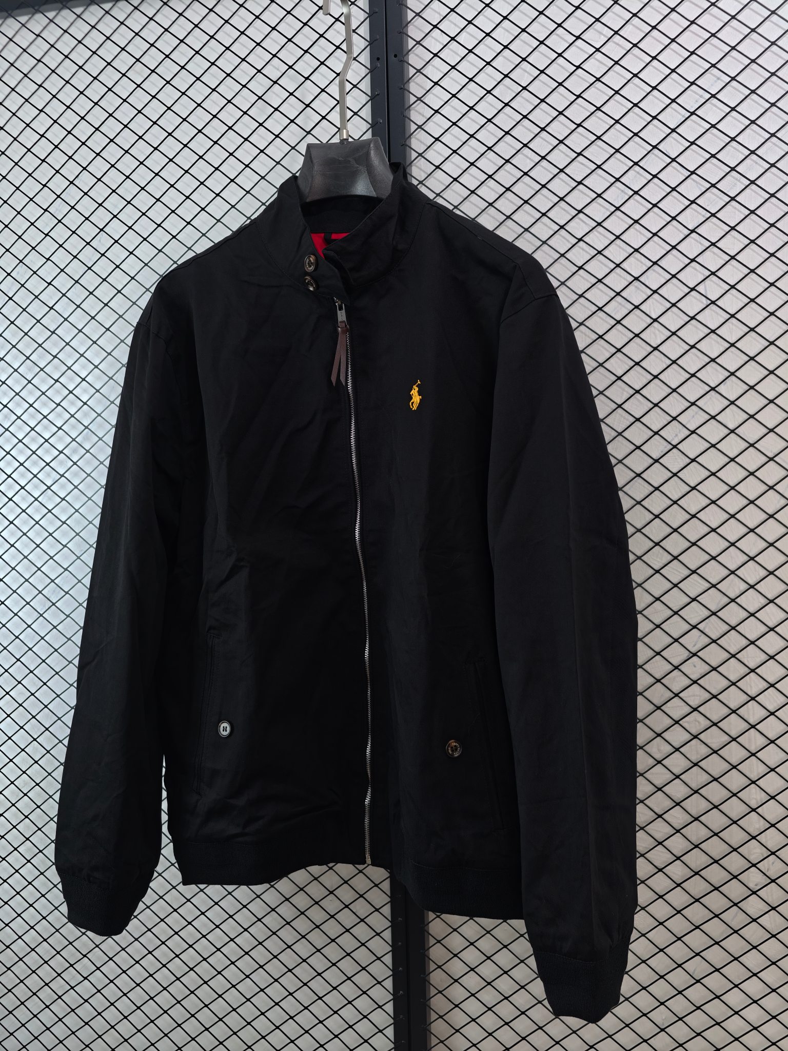 💰155
【Ralph Lauren 拉夫劳伦 | 新款刺绣】
翻领行政夹克· 纯棉面料 · 中性百搭

● 核心工艺：胸前饰有经典小标刺绣，袖口与下摆采用定制螺纹设计，口袋配以独特袋盖工艺，细节精致考究。
●甄选材质：面料为优质纯棉，触感柔软舒适；内里采用定制格纹里布，并设有内置口袋，兼顾实用性与质感。
●包容版型：中性款式，男女同款，版型简约利落，适配多种身形与日常穿搭场景。

尺码参考
S/ M / L / XL
（建议补充具体尺码数据，例如以厘米为单位的衣长、胸围等，以供参考）

配色
黑色｜藏青｜卡其

#RalphLauren #拉夫劳伦 #翻领夹克 #行政风 #中性款

---

如果您能提供这款夹克具体的尺码详细数据（如衣长、胸围、肩宽、袖长），我可以立即为您补充到文案中，使其信息更加完整。