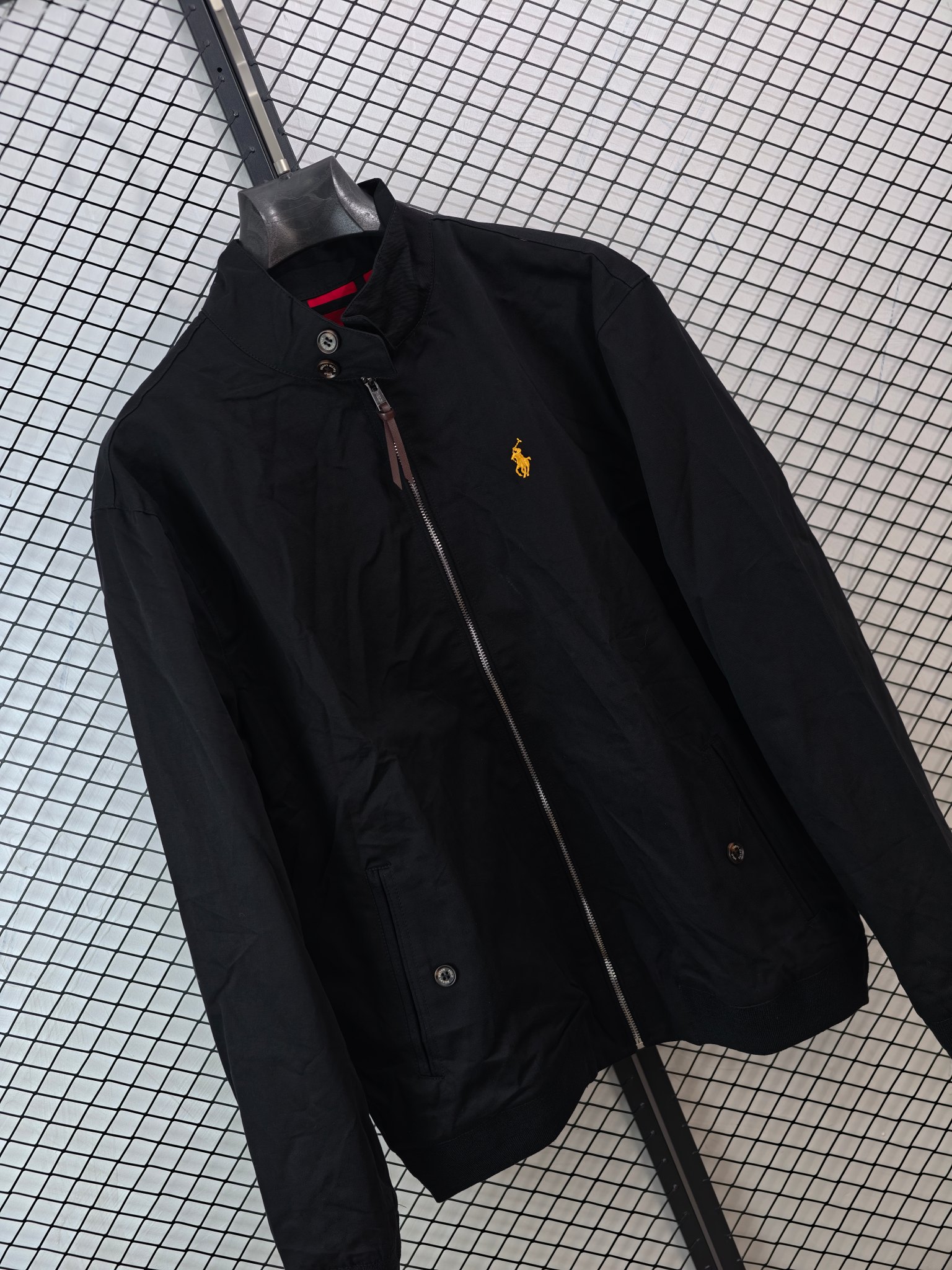 💰155
【Ralph Lauren 拉夫劳伦 | 新款刺绣】
翻领行政夹克· 纯棉面料 · 中性百搭

● 核心工艺：胸前饰有经典小标刺绣，袖口与下摆采用定制螺纹设计，口袋配以独特袋盖工艺，细节精致考究。
●甄选材质：面料为优质纯棉，触感柔软舒适；内里采用定制格纹里布，并设有内置口袋，兼顾实用性与质感。
●包容版型：中性款式，男女同款，版型简约利落，适配多种身形与日常穿搭场景。

尺码参考
S/ M / L / XL
（建议补充具体尺码数据，例如以厘米为单位的衣长、胸围等，以供参考）

配色
黑色｜藏青｜卡其

#RalphLauren #拉夫劳伦 #翻领夹克 #行政风 #中性款

---

如果您能提供这款夹克具体的尺码详细数据（如衣长、胸围、肩宽、袖长），我可以立即为您补充到文案中，使其信息更加完整。