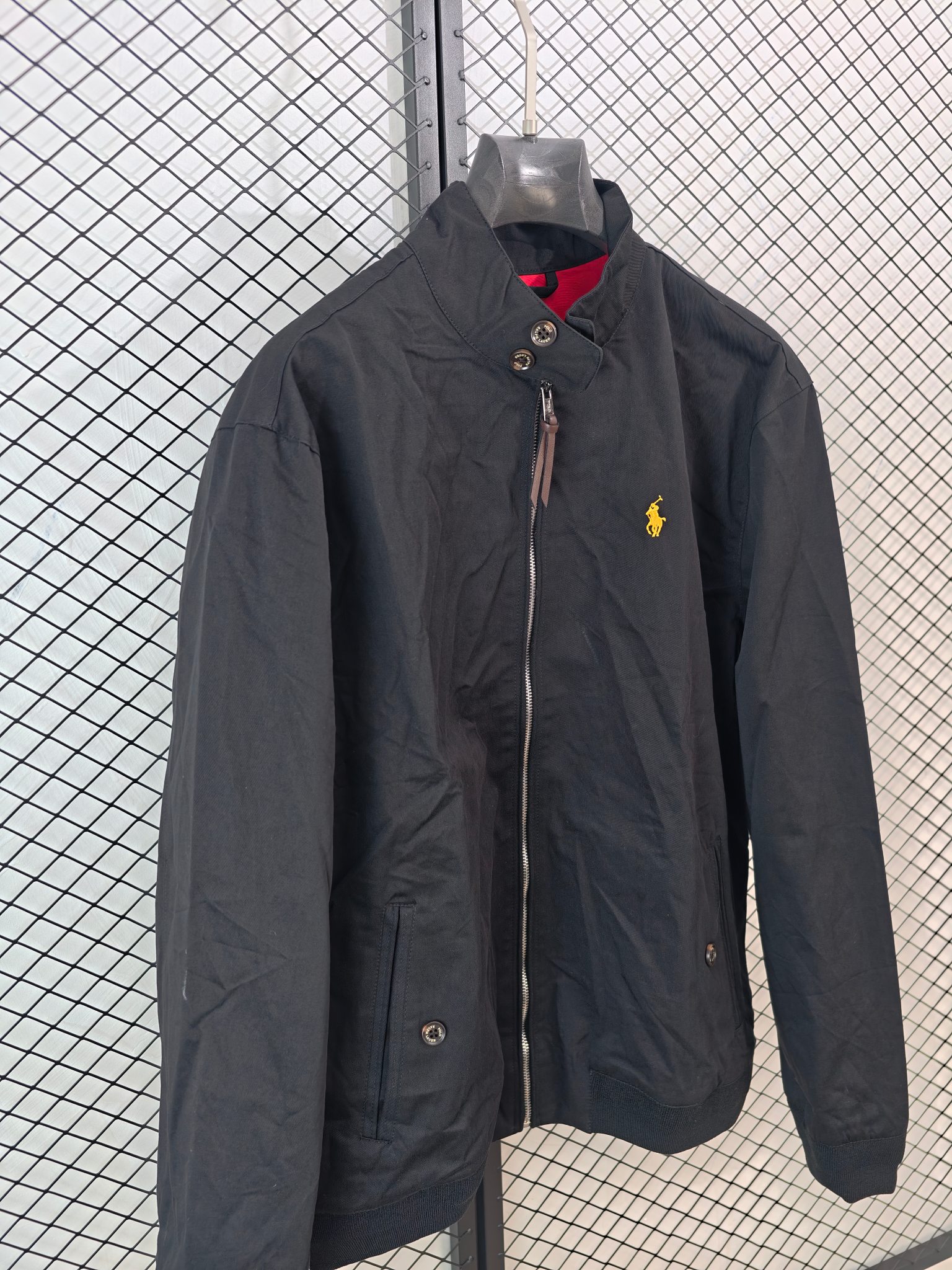 💰155
【Ralph Lauren 拉夫劳伦 | 新款刺绣】
翻领行政夹克· 纯棉面料 · 中性百搭

● 核心工艺：胸前饰有经典小标刺绣，袖口与下摆采用定制螺纹设计，口袋配以独特袋盖工艺，细节精致考究。
●甄选材质：面料为优质纯棉，触感柔软舒适；内里采用定制格纹里布，并设有内置口袋，兼顾实用性与质感。
●包容版型：中性款式，男女同款，版型简约利落，适配多种身形与日常穿搭场景。

尺码参考
S/ M / L / XL
（建议补充具体尺码数据，例如以厘米为单位的衣长、胸围等，以供参考）

配色
黑色｜藏青｜卡其

#RalphLauren #拉夫劳伦 #翻领夹克 #行政风 #中性款

---

如果您能提供这款夹克具体的尺码详细数据（如衣长、胸围、肩宽、袖长），我可以立即为您补充到文案中，使其信息更加完整。