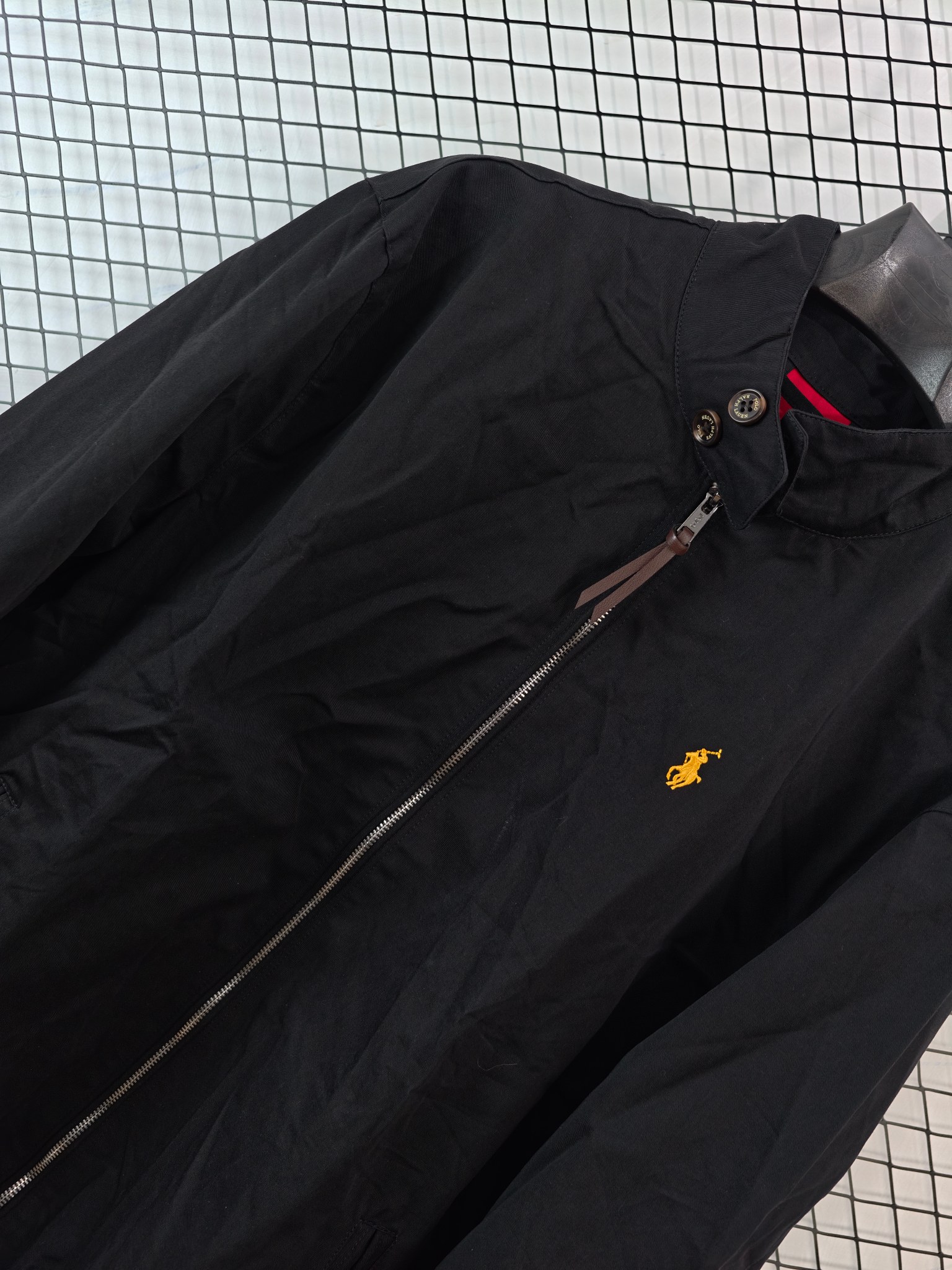 💰155
【Ralph Lauren 拉夫劳伦 | 新款刺绣】
翻领行政夹克· 纯棉面料 · 中性百搭

● 核心工艺：胸前饰有经典小标刺绣，袖口与下摆采用定制螺纹设计，口袋配以独特袋盖工艺，细节精致考究。
●甄选材质：面料为优质纯棉，触感柔软舒适；内里采用定制格纹里布，并设有内置口袋，兼顾实用性与质感。
●包容版型：中性款式，男女同款，版型简约利落，适配多种身形与日常穿搭场景。

尺码参考
S/ M / L / XL
（建议补充具体尺码数据，例如以厘米为单位的衣长、胸围等，以供参考）

配色
黑色｜藏青｜卡其

#RalphLauren #拉夫劳伦 #翻领夹克 #行政风 #中性款

---

如果您能提供这款夹克具体的尺码详细数据（如衣长、胸围、肩宽、袖长），我可以立即为您补充到文案中，使其信息更加完整。