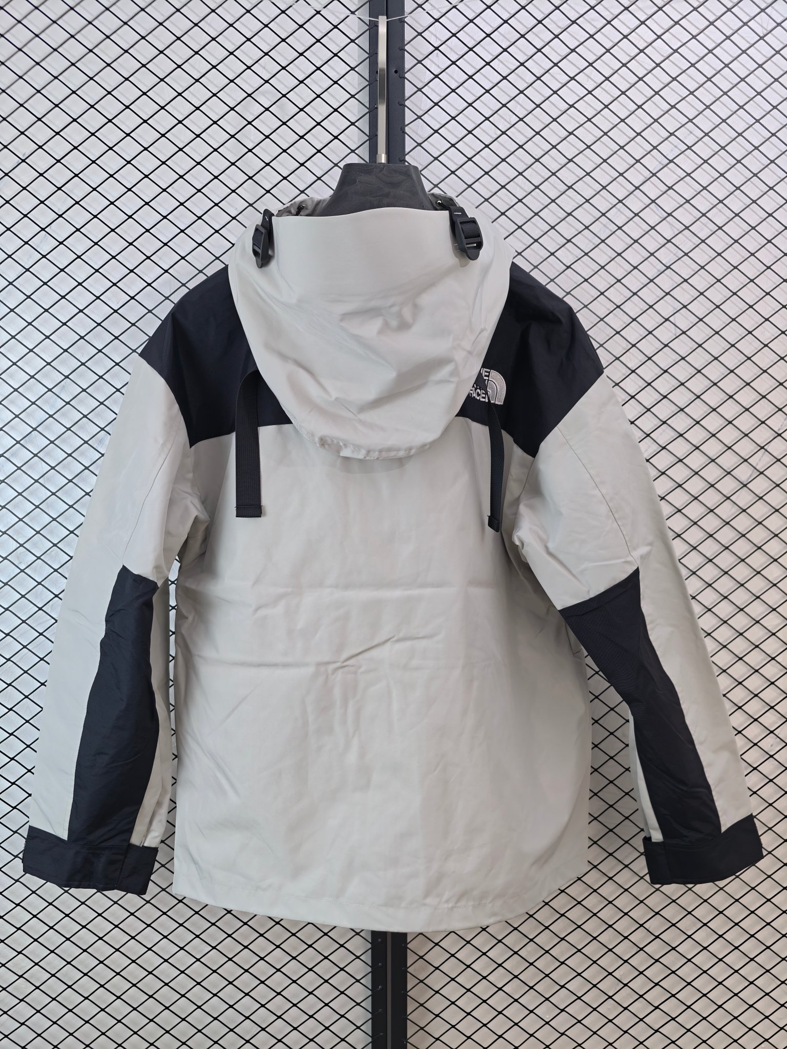 💰205
【The North Face 北面 | 1990 Mountain Jacket】
GORE-TEX防水冲锋衣· 专业级防护 · 经典复刻

● 核心工艺：采用GORE-TEX防水透气薄膜，防水等级达国际ISO标准90（ISO4）级别，实现荷叶水珠滚动效果；胸前标志性Logo采用进口百灵达绣花机精密刺绣，确保针数饱满与立体感。
●甄选材质：面料为高透层压织物，触感舒适；内衬搭配塔夫绸与拉绒经编衬里，增强保暖性。所有辅料均严格还原原版品质。
●包容版型：经典廓形，可与1996 Retro Nuptse羽绒服组合穿着，形成高效保暖系统，适应多场景户外活动与都市冒险。

尺码参考
S/ M / L / XL
（建议补充具体尺码数据，例如以厘米为单位的衣长、胸围等，以供参考）

配色
（请补充具体颜色）

#TheNorthFace #1990MountainJacket #GoreTex冲锋衣 #专业防水 #经典复刻