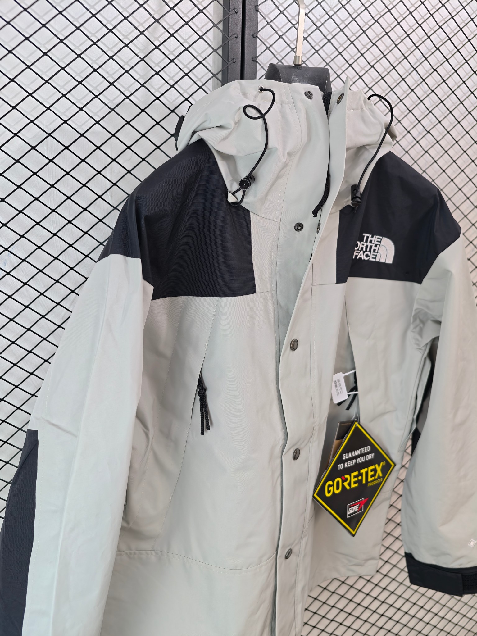 💰205
【The North Face 北面 | 1990 Mountain Jacket】
GORE-TEX防水冲锋衣· 专业级防护 · 经典复刻

● 核心工艺：采用GORE-TEX防水透气薄膜，防水等级达国际ISO标准90（ISO4）级别，实现荷叶水珠滚动效果；胸前标志性Logo采用进口百灵达绣花机精密刺绣，确保针数饱满与立体感。
●甄选材质：面料为高透层压织物，触感舒适；内衬搭配塔夫绸与拉绒经编衬里，增强保暖性。所有辅料均严格还原原版品质。
●包容版型：经典廓形，可与1996 Retro Nuptse羽绒服组合穿着，形成高效保暖系统，适应多场景户外活动与都市冒险。

尺码参考
S/ M / L / XL
（建议补充具体尺码数据，例如以厘米为单位的衣长、胸围等，以供参考）

配色
（请补充具体颜色）

#TheNorthFace #1990MountainJacket #GoreTex冲锋衣 #专业防水 #经典复刻