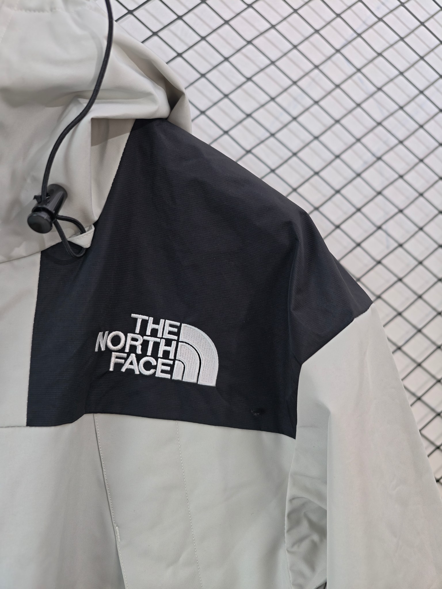 💰205
【The North Face 北面 | 1990 Mountain Jacket】
GORE-TEX防水冲锋衣· 专业级防护 · 经典复刻

● 核心工艺：采用GORE-TEX防水透气薄膜，防水等级达国际ISO标准90（ISO4）级别，实现荷叶水珠滚动效果；胸前标志性Logo采用进口百灵达绣花机精密刺绣，确保针数饱满与立体感。
●甄选材质：面料为高透层压织物，触感舒适；内衬搭配塔夫绸与拉绒经编衬里，增强保暖性。所有辅料均严格还原原版品质。
●包容版型：经典廓形，可与1996 Retro Nuptse羽绒服组合穿着，形成高效保暖系统，适应多场景户外活动与都市冒险。

尺码参考
S/ M / L / XL
（建议补充具体尺码数据，例如以厘米为单位的衣长、胸围等，以供参考）

配色
（请补充具体颜色）

#TheNorthFace #1990MountainJacket #GoreTex冲锋衣 #专业防水 #经典复刻