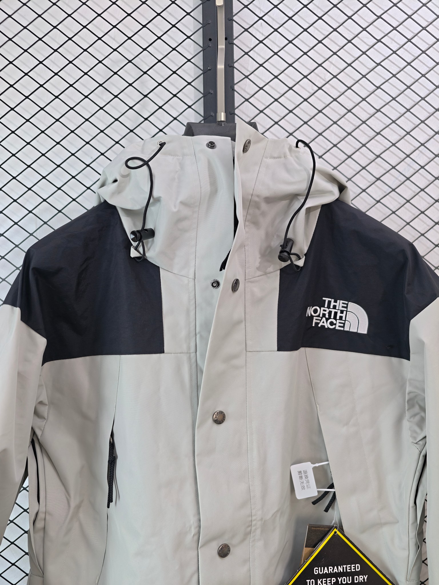💰205
【The North Face 北面 | 1990 Mountain Jacket】
GORE-TEX防水冲锋衣· 专业级防护 · 经典复刻

● 核心工艺：采用GORE-TEX防水透气薄膜，防水等级达国际ISO标准90（ISO4）级别，实现荷叶水珠滚动效果；胸前标志性Logo采用进口百灵达绣花机精密刺绣，确保针数饱满与立体感。
●甄选材质：面料为高透层压织物，触感舒适；内衬搭配塔夫绸与拉绒经编衬里，增强保暖性。所有辅料均严格还原原版品质。
●包容版型：经典廓形，可与1996 Retro Nuptse羽绒服组合穿着，形成高效保暖系统，适应多场景户外活动与都市冒险。

尺码参考
S/ M / L / XL
（建议补充具体尺码数据，例如以厘米为单位的衣长、胸围等，以供参考）

配色
（请补充具体颜色）

#TheNorthFace #1990MountainJacket #GoreTex冲锋衣 #专业防水 #经典复刻