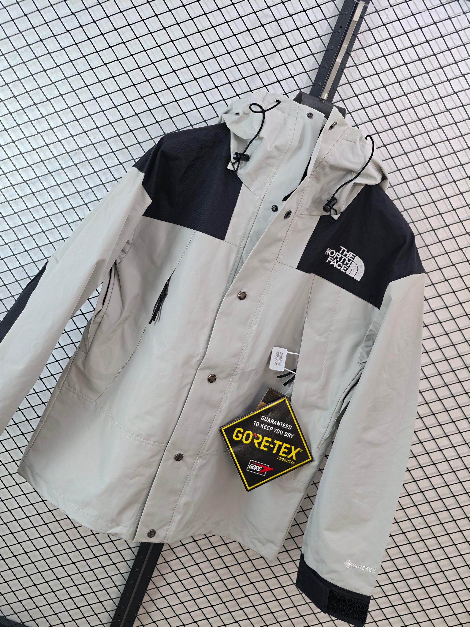 💰205
【The North Face 北面 | 1990 Mountain Jacket】
GORE-TEX防水冲锋衣· 专业级防护 · 经典复刻

● 核心工艺：采用GORE-TEX防水透气薄膜，防水等级达国际ISO标准90（ISO4）级别，实现荷叶水珠滚动效果；胸前标志性Logo采用进口百灵达绣花机精密刺绣，确保针数饱满与立体感。
●甄选材质：面料为高透层压织物，触感舒适；内衬搭配塔夫绸与拉绒经编衬里，增强保暖性。所有辅料均严格还原原版品质。
●包容版型：经典廓形，可与1996 Retro Nuptse羽绒服组合穿着，形成高效保暖系统，适应多场景户外活动与都市冒险。

尺码参考
S/ M / L / XL
（建议补充具体尺码数据，例如以厘米为单位的衣长、胸围等，以供参考）

配色
（请补充具体颜色）

#TheNorthFace #1990MountainJacket #GoreTex冲锋衣 #专业防水 #经典复刻
