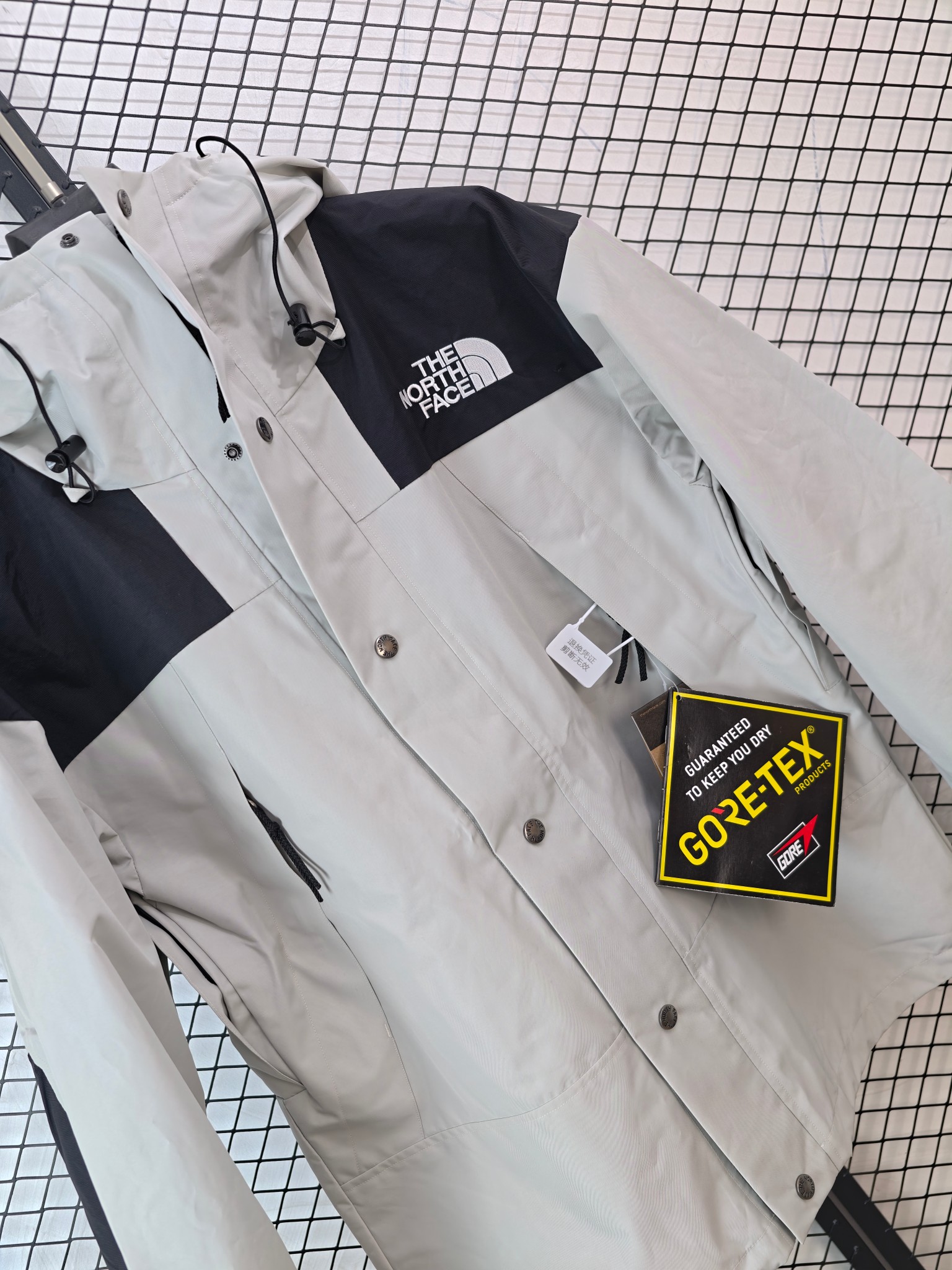 💰205
【The North Face 北面 | 1990 Mountain Jacket】
GORE-TEX防水冲锋衣· 专业级防护 · 经典复刻

● 核心工艺：采用GORE-TEX防水透气薄膜，防水等级达国际ISO标准90（ISO4）级别，实现荷叶水珠滚动效果；胸前标志性Logo采用进口百灵达绣花机精密刺绣，确保针数饱满与立体感。
●甄选材质：面料为高透层压织物，触感舒适；内衬搭配塔夫绸与拉绒经编衬里，增强保暖性。所有辅料均严格还原原版品质。
●包容版型：经典廓形，可与1996 Retro Nuptse羽绒服组合穿着，形成高效保暖系统，适应多场景户外活动与都市冒险。

尺码参考
S/ M / L / XL
（建议补充具体尺码数据，例如以厘米为单位的衣长、胸围等，以供参考）

配色
（请补充具体颜色）

#TheNorthFace #1990MountainJacket #GoreTex冲锋衣 #专业防水 #经典复刻