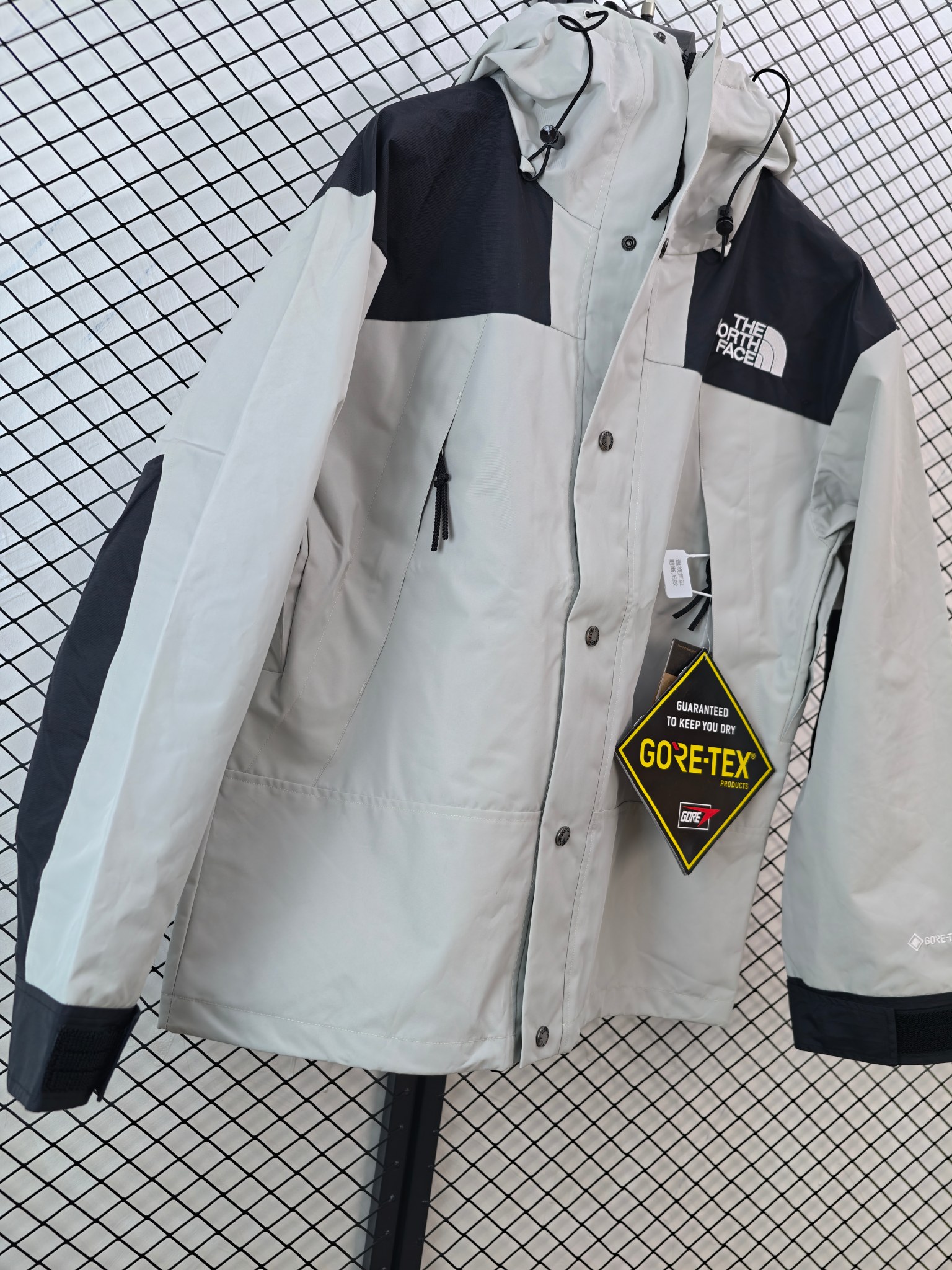💰205
【The North Face 北面 | 1990 Mountain Jacket】
GORE-TEX防水冲锋衣· 专业级防护 · 经典复刻

● 核心工艺：采用GORE-TEX防水透气薄膜，防水等级达国际ISO标准90（ISO4）级别，实现荷叶水珠滚动效果；胸前标志性Logo采用进口百灵达绣花机精密刺绣，确保针数饱满与立体感。
●甄选材质：面料为高透层压织物，触感舒适；内衬搭配塔夫绸与拉绒经编衬里，增强保暖性。所有辅料均严格还原原版品质。
●包容版型：经典廓形，可与1996 Retro Nuptse羽绒服组合穿着，形成高效保暖系统，适应多场景户外活动与都市冒险。

尺码参考
S/ M / L / XL
（建议补充具体尺码数据，例如以厘米为单位的衣长、胸围等，以供参考）

配色
（请补充具体颜色）

#TheNorthFace #1990MountainJacket #GoreTex冲锋衣 #专业防水 #经典复刻