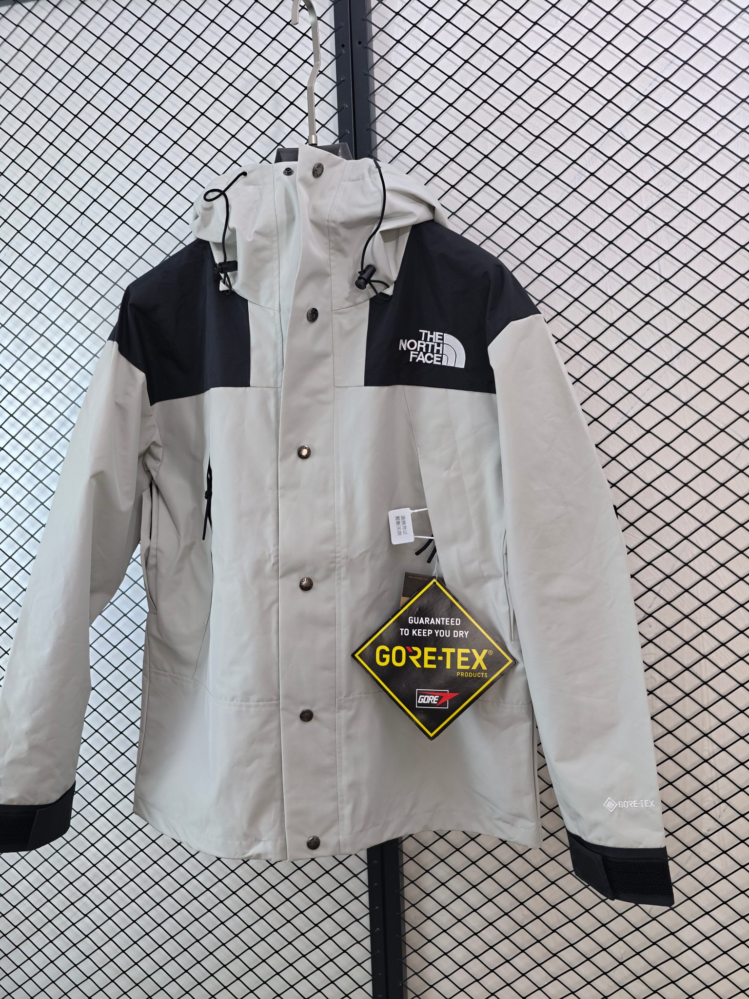 💰205
【The North Face 北面 | 1990 Mountain Jacket】
GORE-TEX防水冲锋衣· 专业级防护 · 经典复刻

● 核心工艺：采用GORE-TEX防水透气薄膜，防水等级达国际ISO标准90（ISO4）级别，实现荷叶水珠滚动效果；胸前标志性Logo采用进口百灵达绣花机精密刺绣，确保针数饱满与立体感。
●甄选材质：面料为高透层压织物，触感舒适；内衬搭配塔夫绸与拉绒经编衬里，增强保暖性。所有辅料均严格还原原版品质。
●包容版型：经典廓形，可与1996 Retro Nuptse羽绒服组合穿着，形成高效保暖系统，适应多场景户外活动与都市冒险。

尺码参考
S/ M / L / XL
（建议补充具体尺码数据，例如以厘米为单位的衣长、胸围等，以供参考）

配色
（请补充具体颜色）

#TheNorthFace #1990MountainJacket #GoreTex冲锋衣 #专业防水 #经典复刻